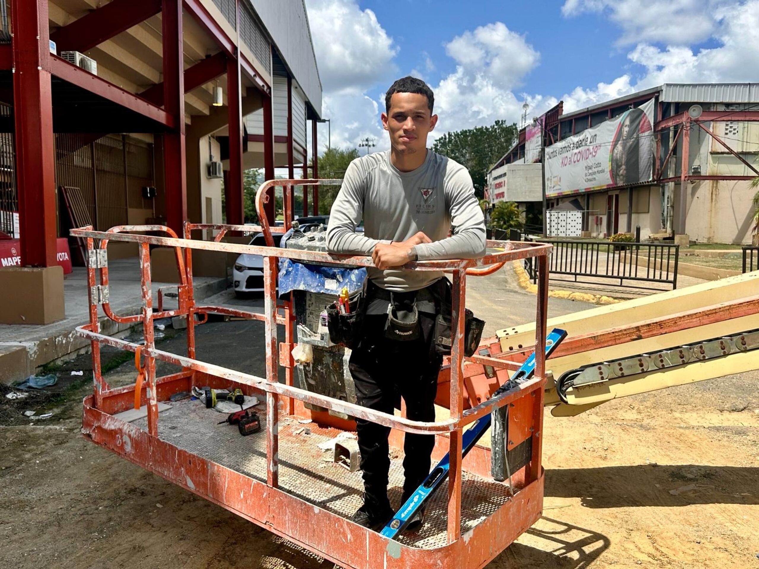 Yariel Santiago trabaja instalando 'gypsum boards' en el Coliseo roger mendoza en Caguas.