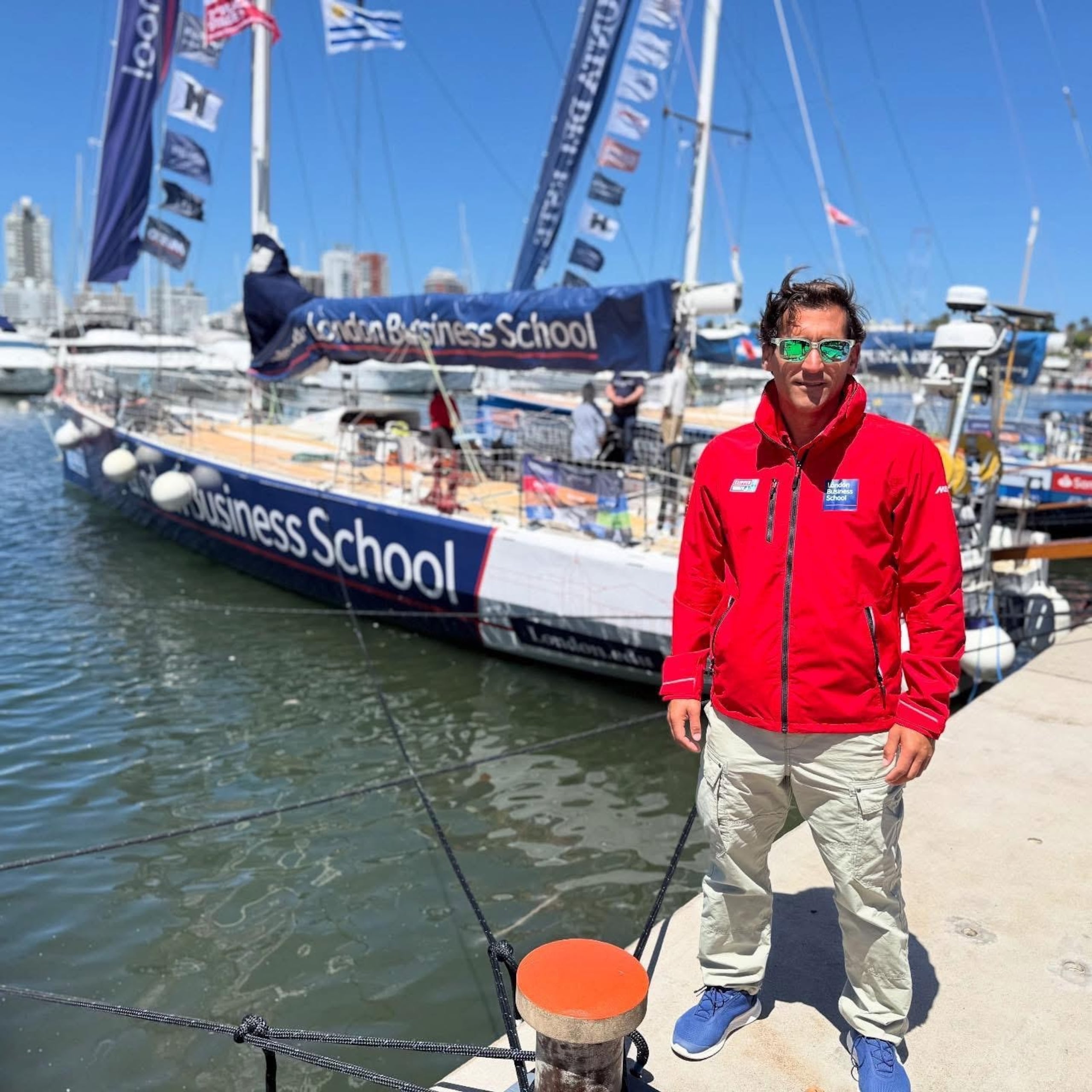Joel Martínez frente a la vela de su grupo.