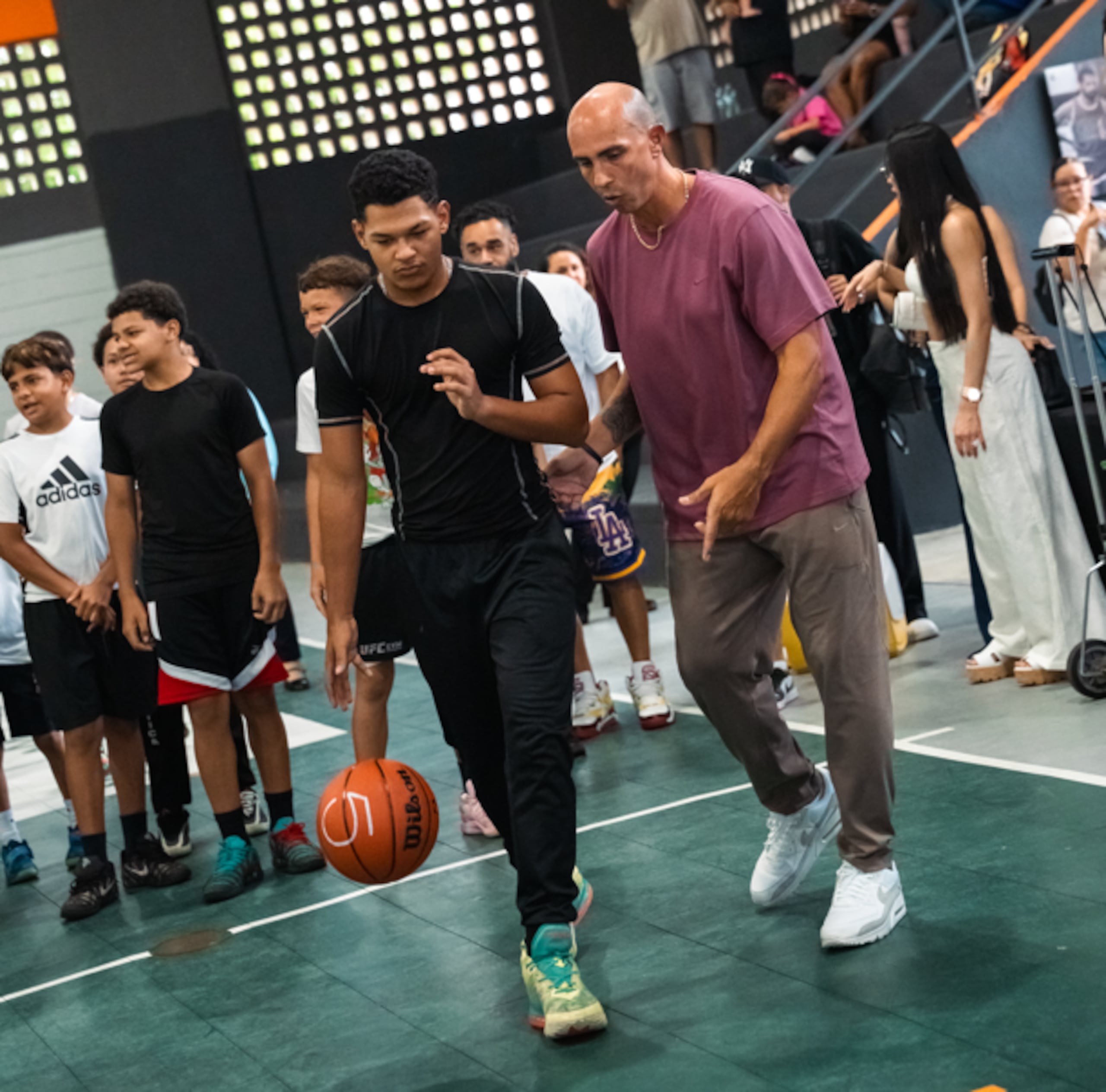 Carlos Arroyo durante una clínica de baloncesto en Levittown.