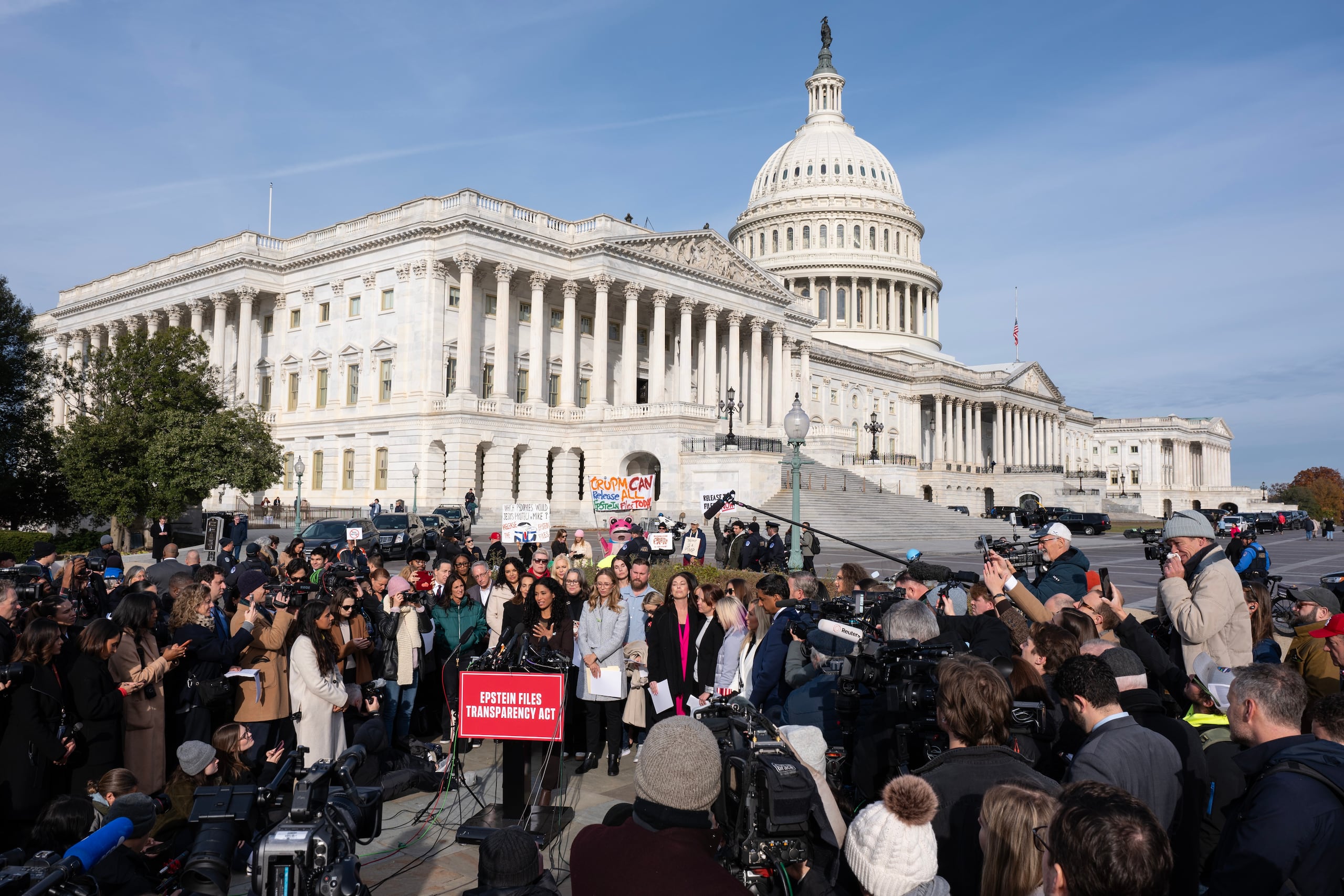 Sobrevivientes de abuso hablan durante una conferencia de prensa en el Capitolio de los Estados Unidos en Washington, D.C. (EFE/EPA/Luke Johnson)