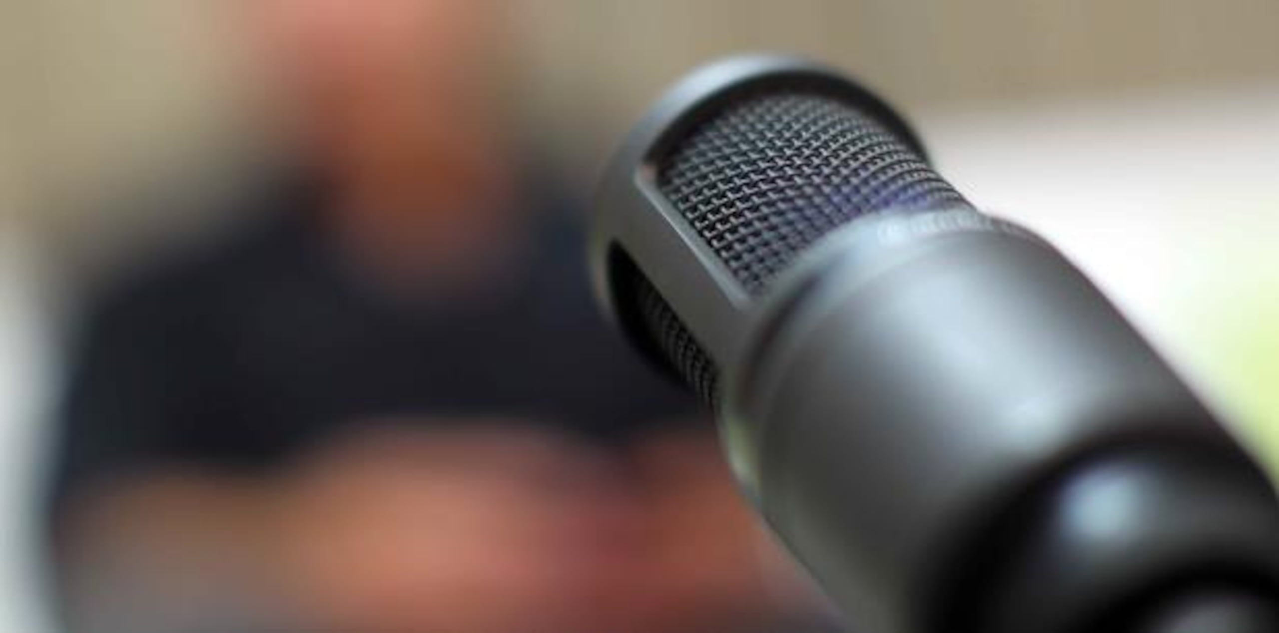 Los locutores de radio también tienen su verbo: ‘locutar’, que se refiere a la acción de hablar por el micrófono de una estación durante un programa de radio. (Archivo)