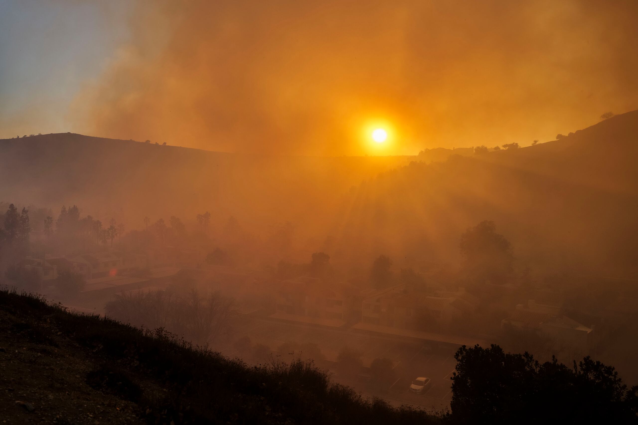 Debido al incendio, se prohibieron las operaciones de drones en la zona.