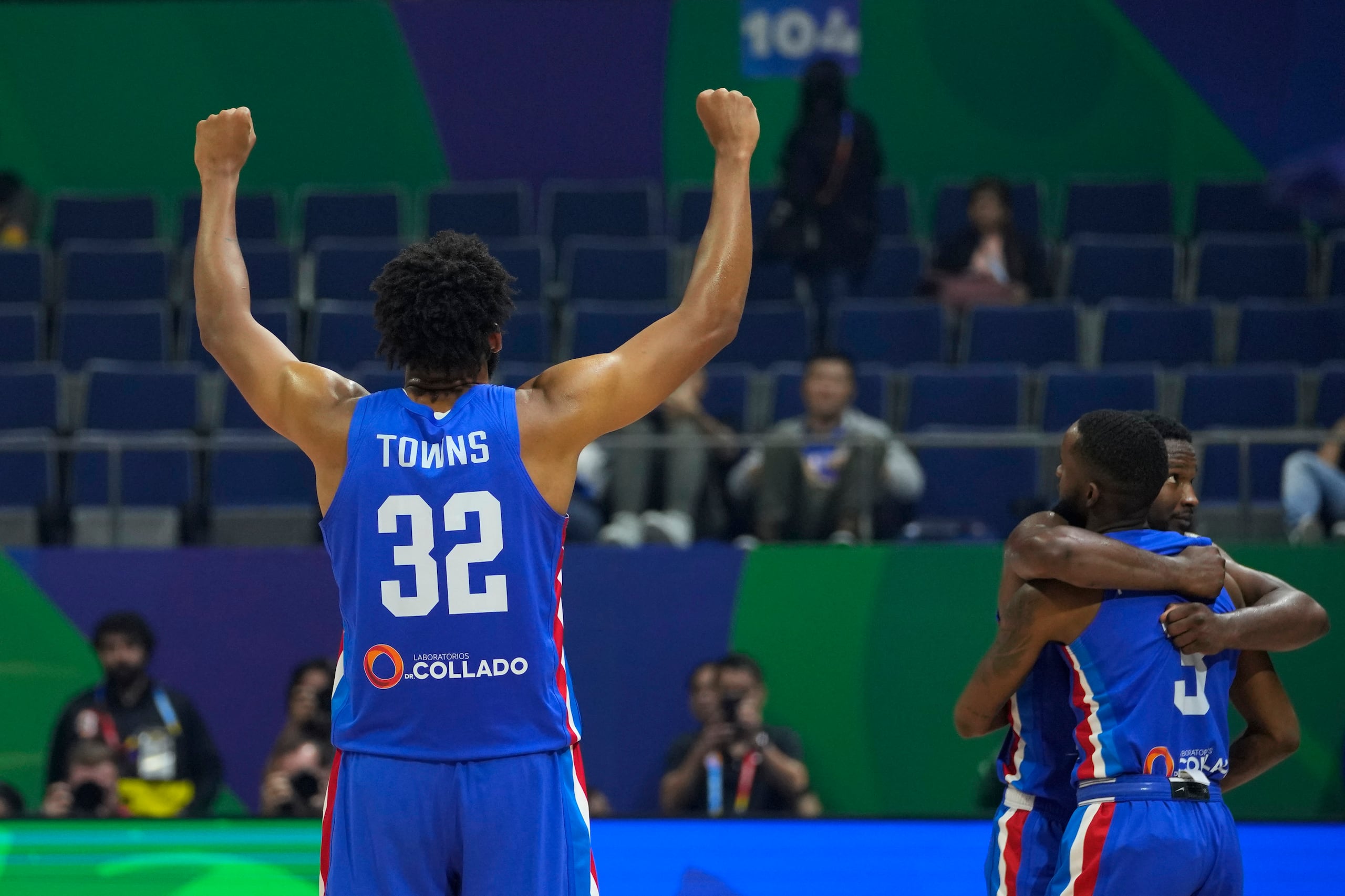 Karl-Anthony Towns (32) y sus compañeros celebran el pase de la República Dominicana a la segunda ronda de la Copa de Mundo FIBA.