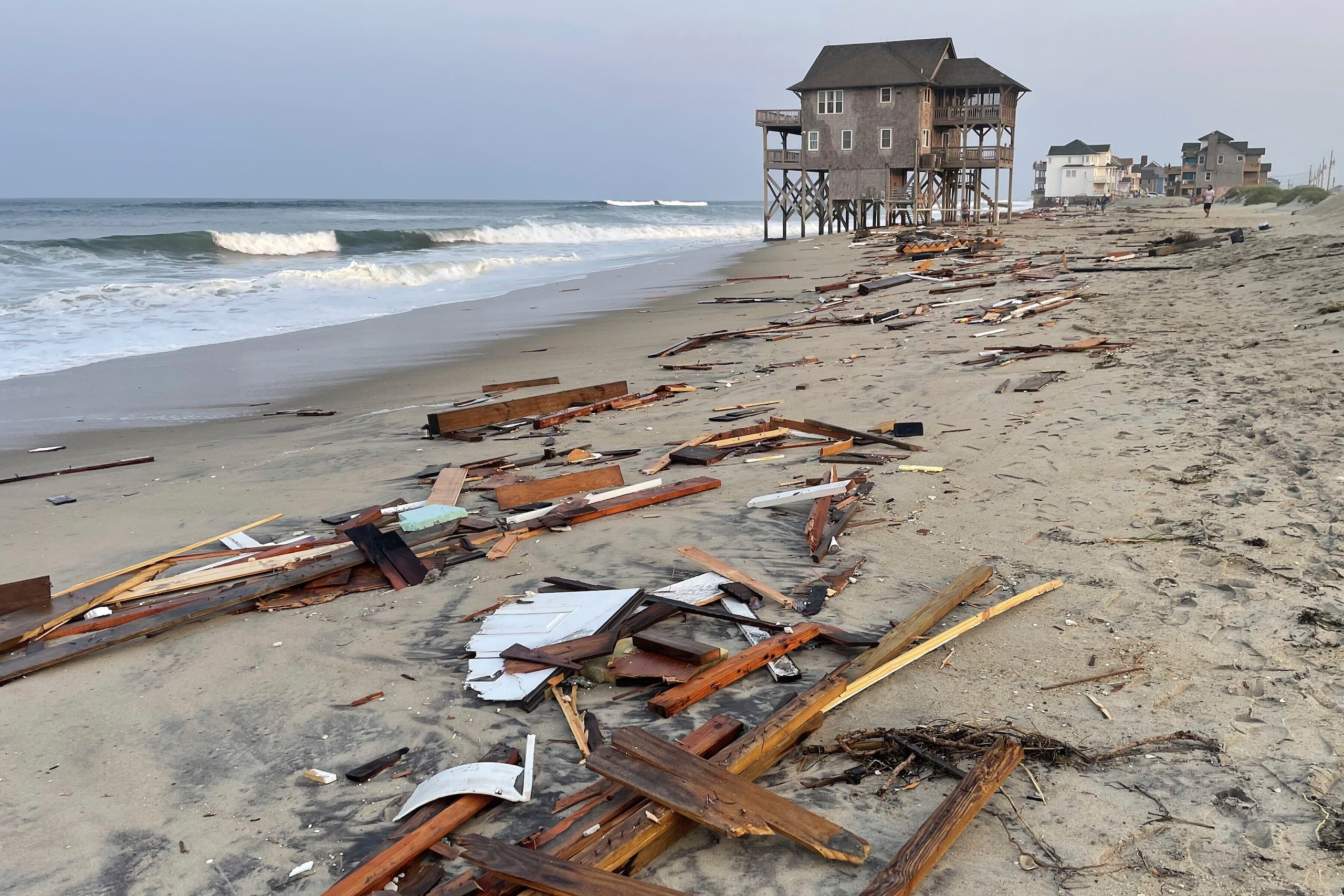 La costa de Carolina de Norte estaba llena de escombros a consecuencia de Ernesto.