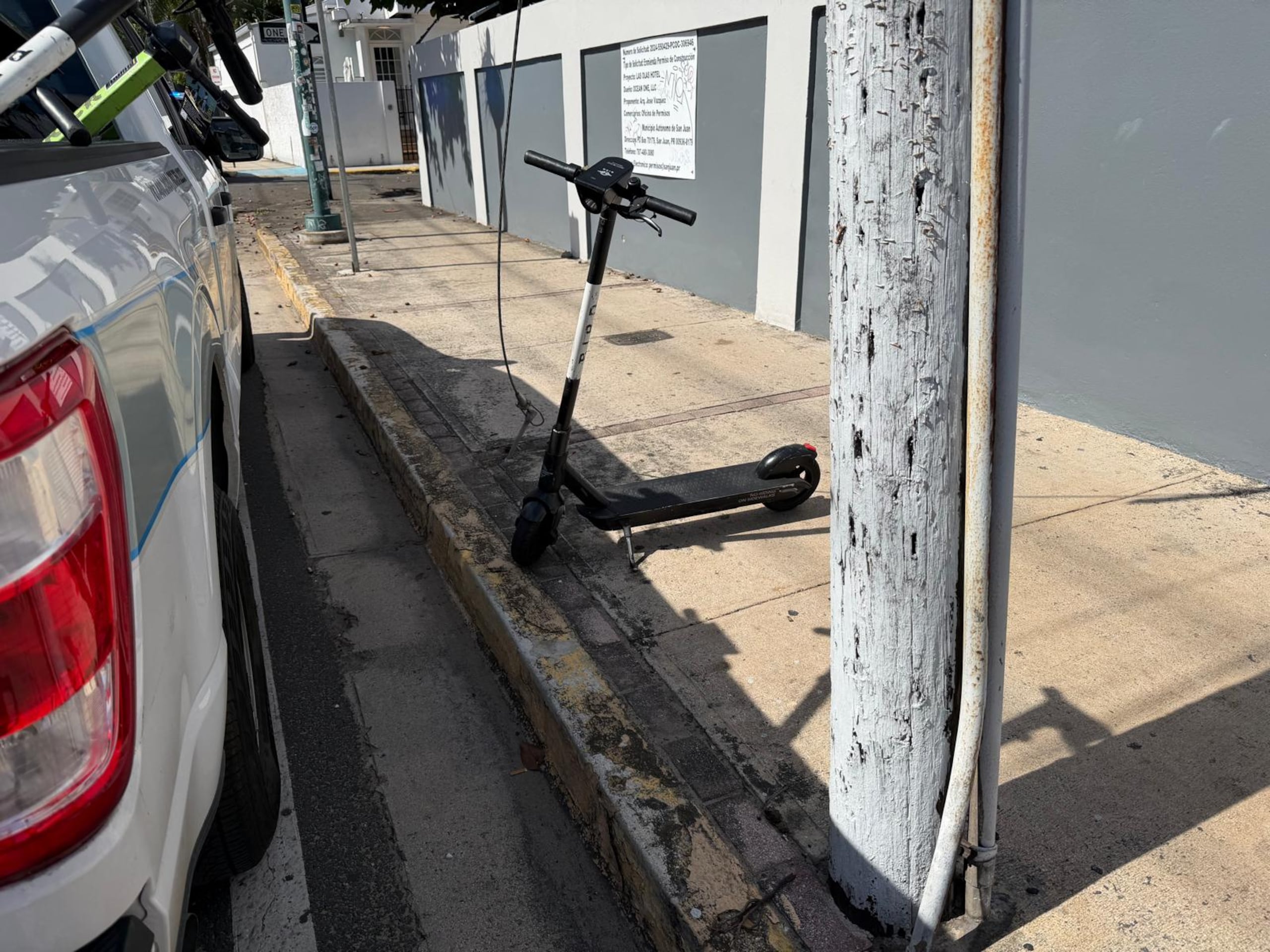Los scooters que se encontraban obstruyendo rampas, aceras y accesos peatonales fueron removidos y trasladados a la comandancia de la Policía Municipal, como parte del esfuerzo para asegurar el cumplimiento con la reglamentación vigente.