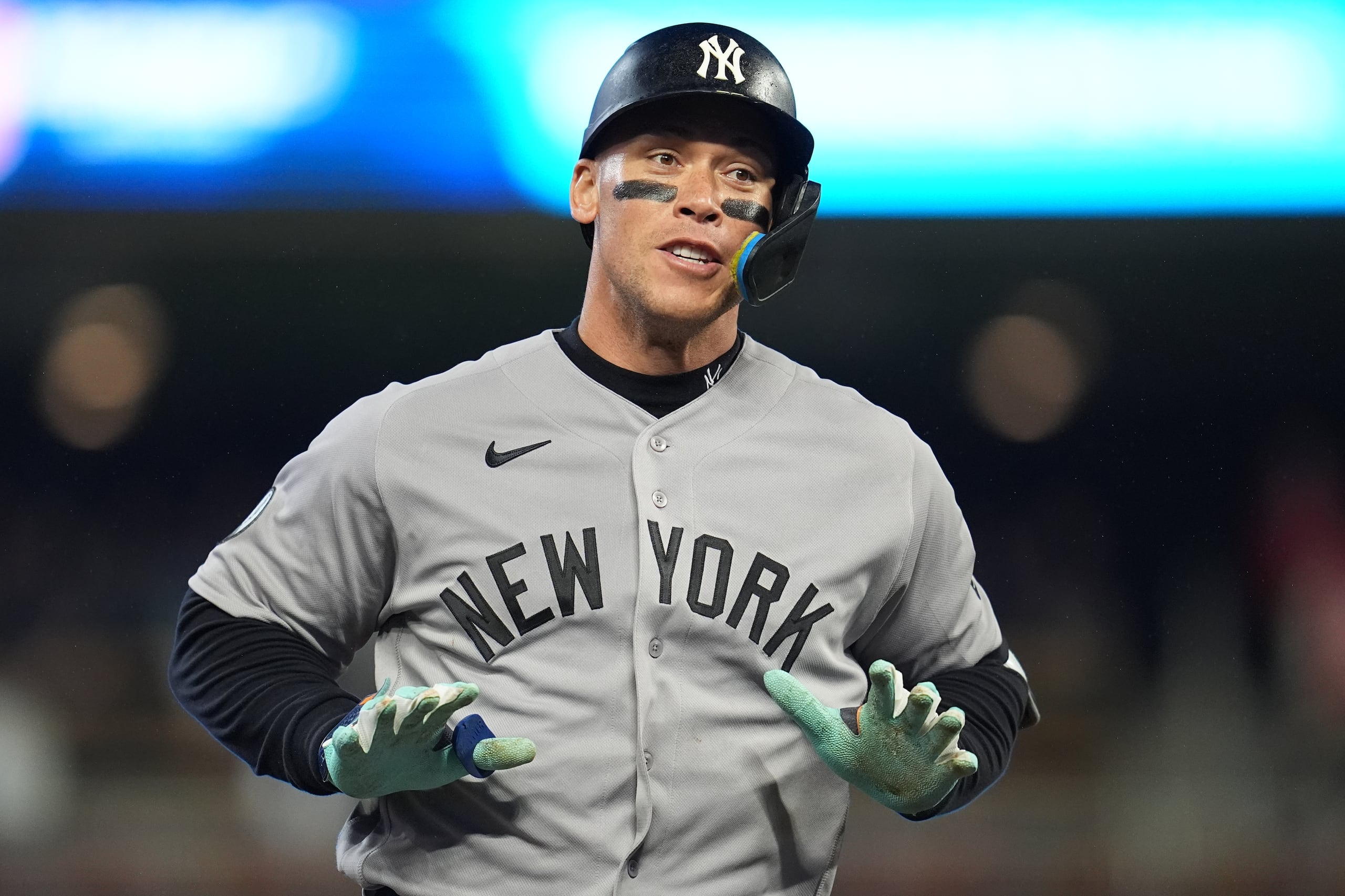 Aaron Judge celebra mientas corre las bases tras conectar su primera cuadrangular desde que salió de la lista de lesionados.