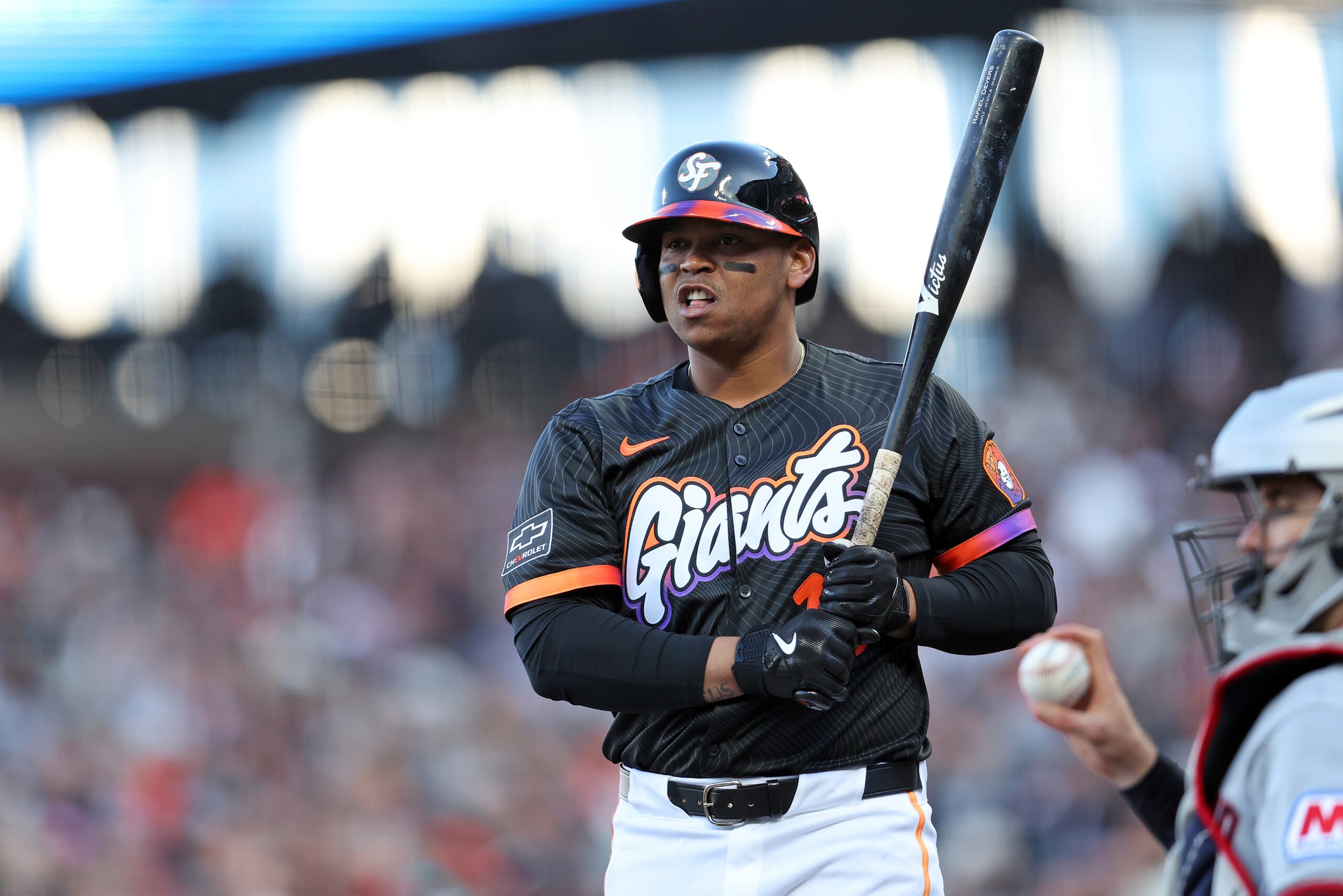 Rafael Devers, de los Giants de Cleveland, durante un turno al bate frente a los Guardians de Cleveland.