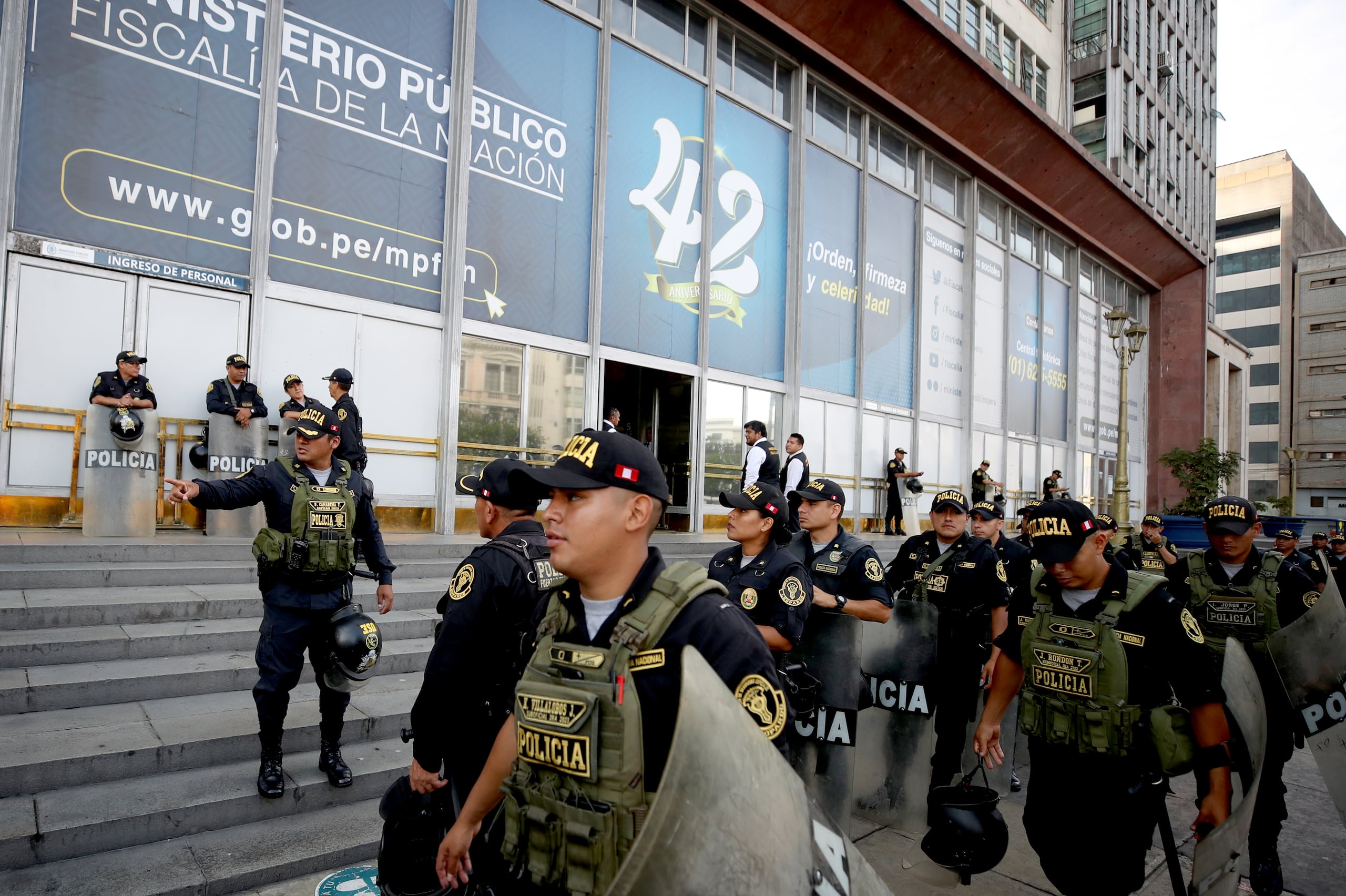 Integrantes de las Fuerzas Armadas durante el operativo para la llegada de la presidenta de Perú, Dina Boluarte, a la Fiscalía este viernes en Lima, en Perú. (EFE/Paolo Aguilar)