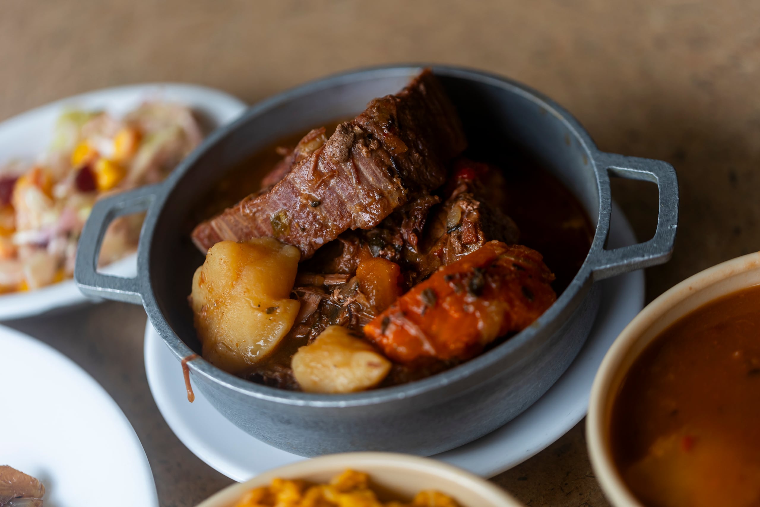 En cuanto al nivel de proteína, la carne de conejo encabeza la lista con 33 gramos de proteínas por cada 100 aproximadamente, seguida del pavo, 29, pollo, 27, cerdo, 27, y ternera, 24.