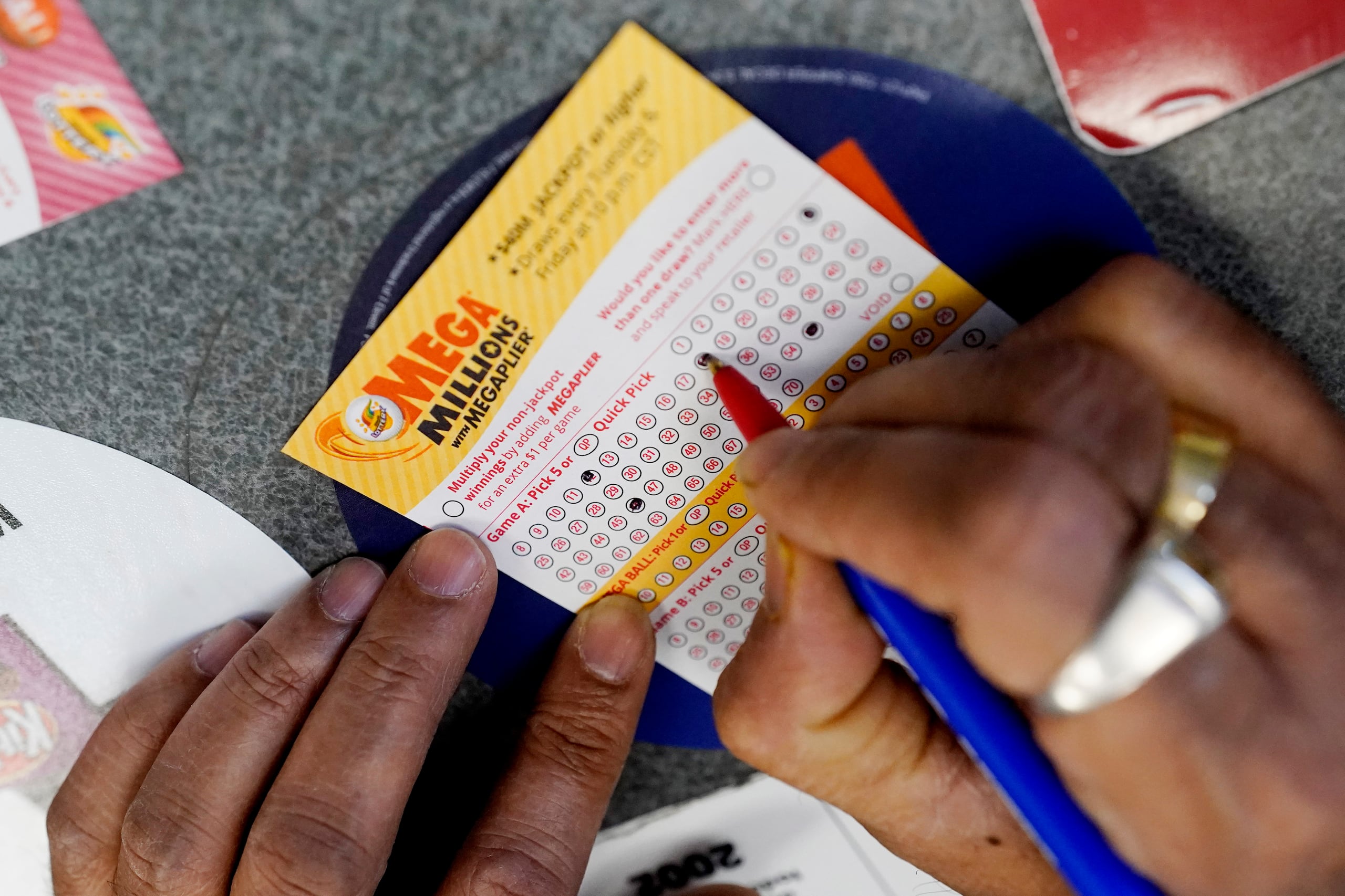 El bote más grande de Mega Millions, de 1,537 millones de dólares, fue ganado por un apostador anónimo en Carolina del Sur el 23 de octubre de 2018.