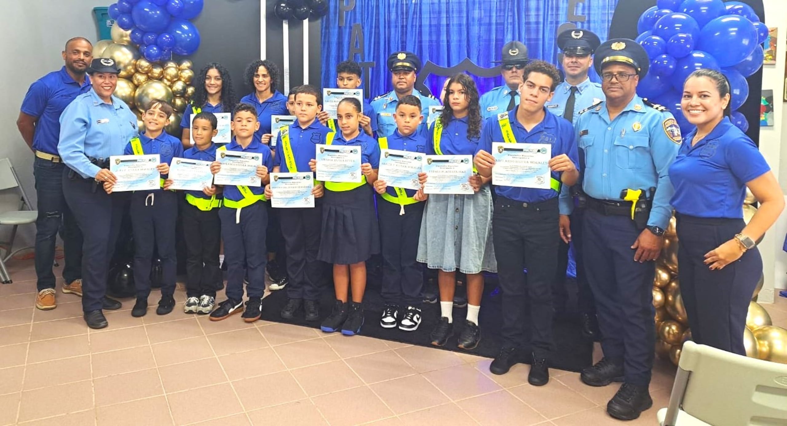 Actos de juramentación de 12 estudiantes como patrulleros escolares en la escuela Fermín Delgado Díaz, ubicada en el barrio Higüerillo, de Naguabo.