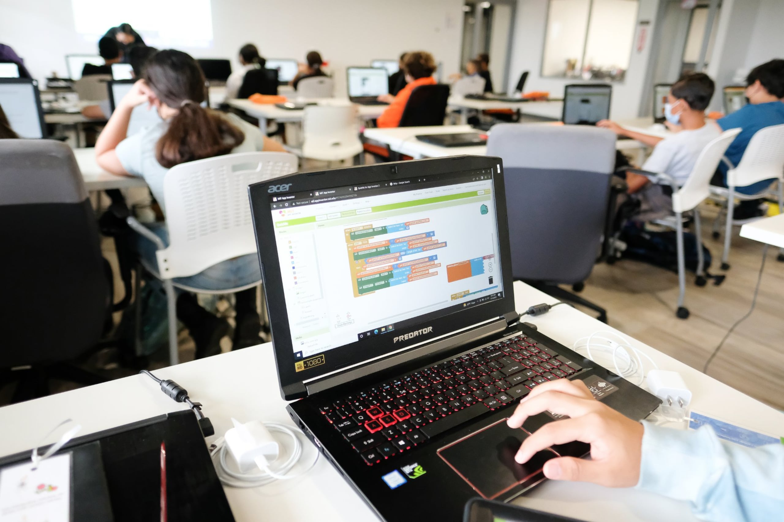 La academia de STEM comienza con un programa de 15 semanas sobre programación de herramientas digitales