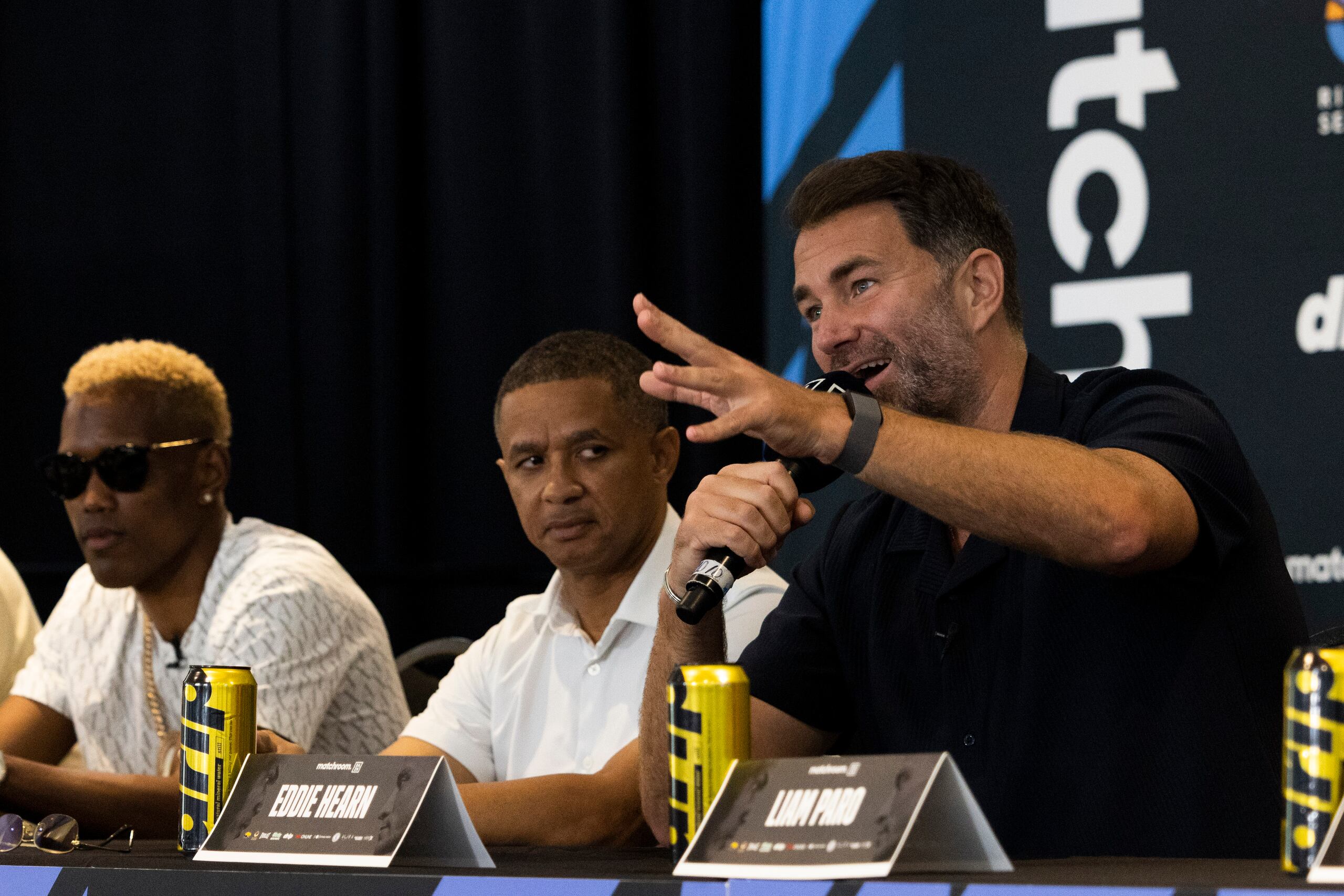A la derecha, Eddie Hearn, de Matchroom Boxing, Juan Orengo, al centro, de Fresh Production Boxing, y Subriel Matías, a la izquierda, unieron fuerzas para la pelea de junio pasado. Tras la derrota del boricua en esa defensa, solamente Matías y Orengo mantienen su relación.