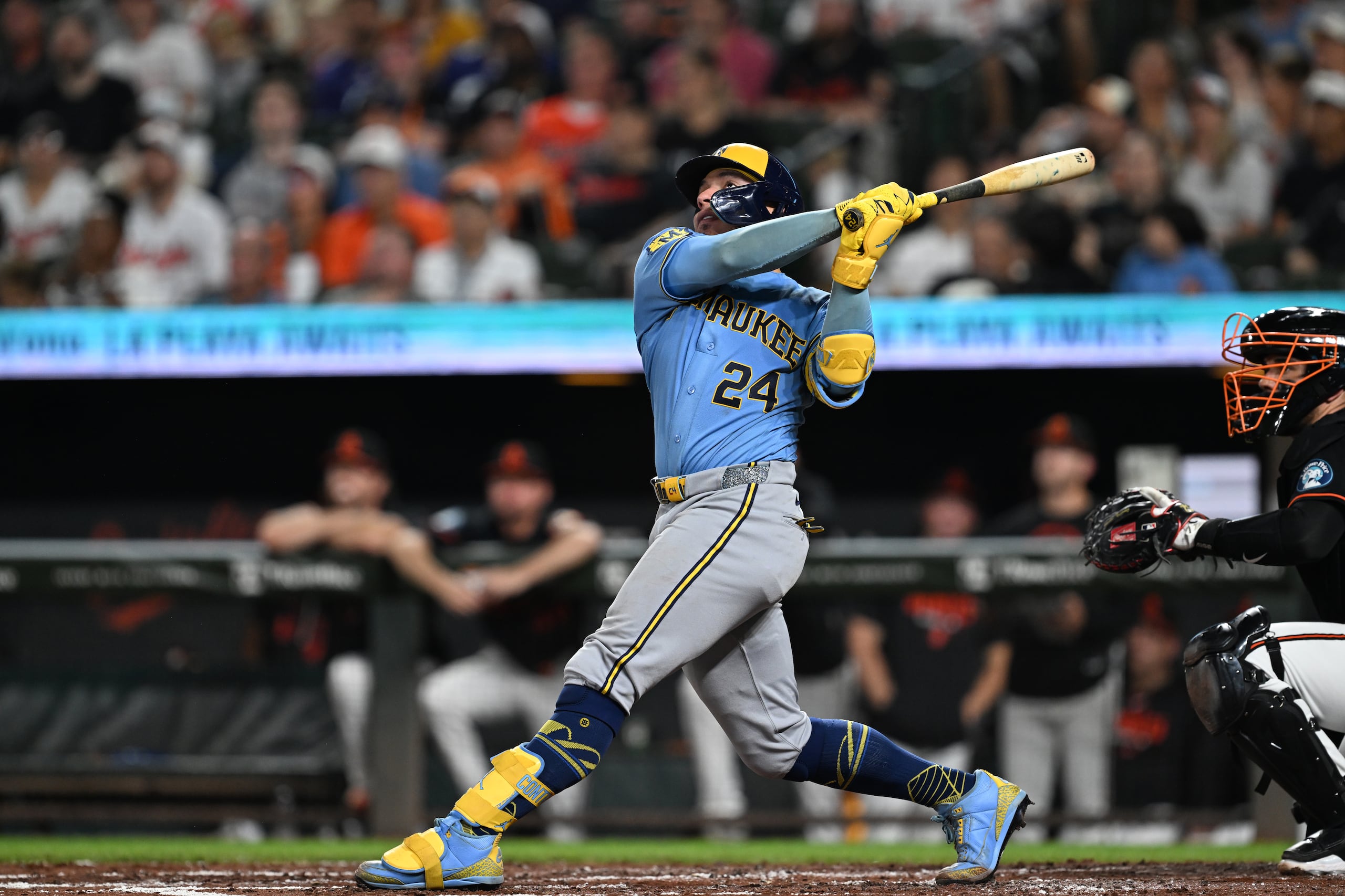 El receptor de los Brewers de Milwaukee, William Contreras (24), completa el movimiento de su swing tras conectar un jonrón solitario.