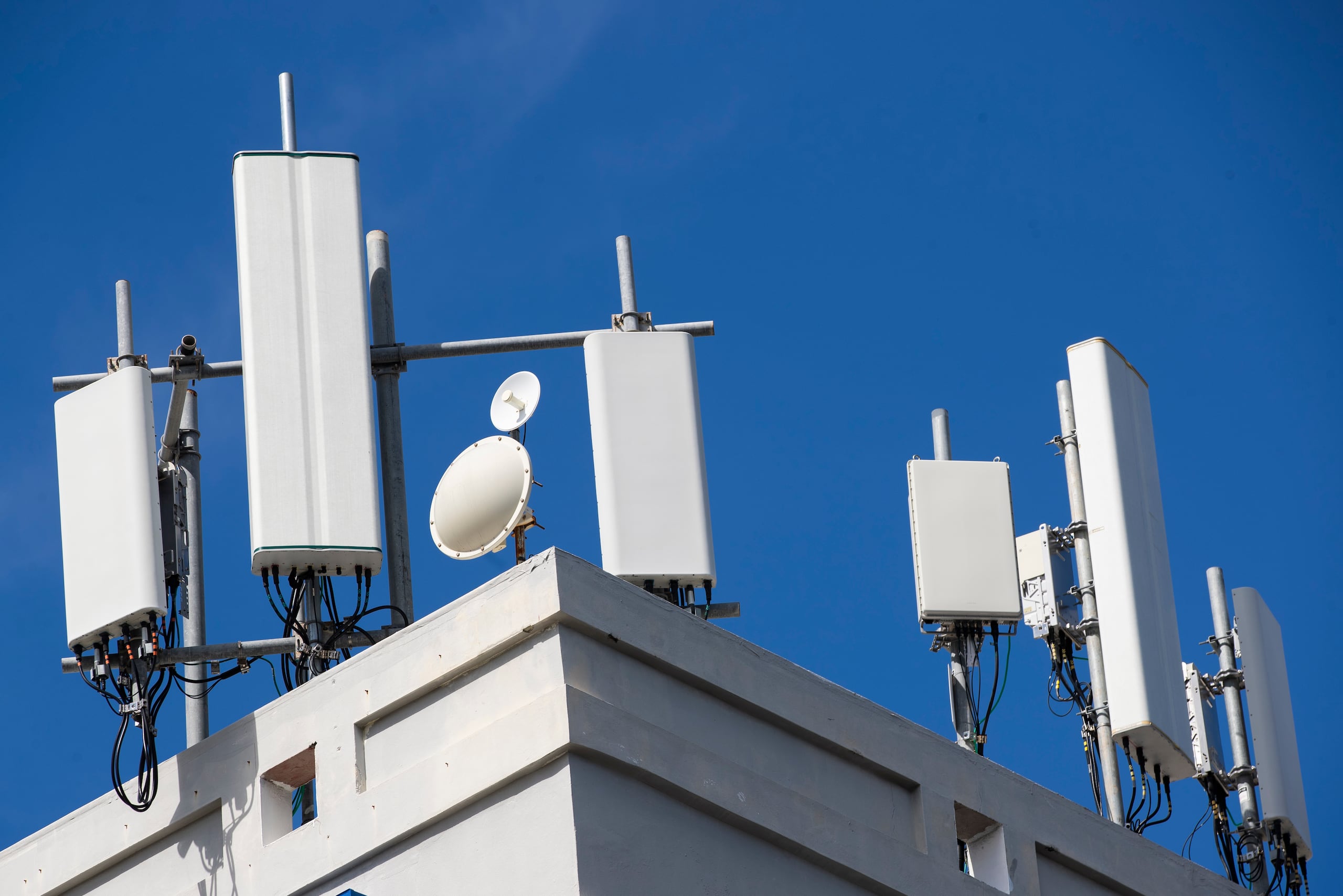 La medida define el término “canal de voz”, que se refiere a los distintos medios tecnológicos de las telecomunicaciones, incluyendo, entre otras cosas, líneas y tecnología de conexión de datos, pero también cables y antenas.