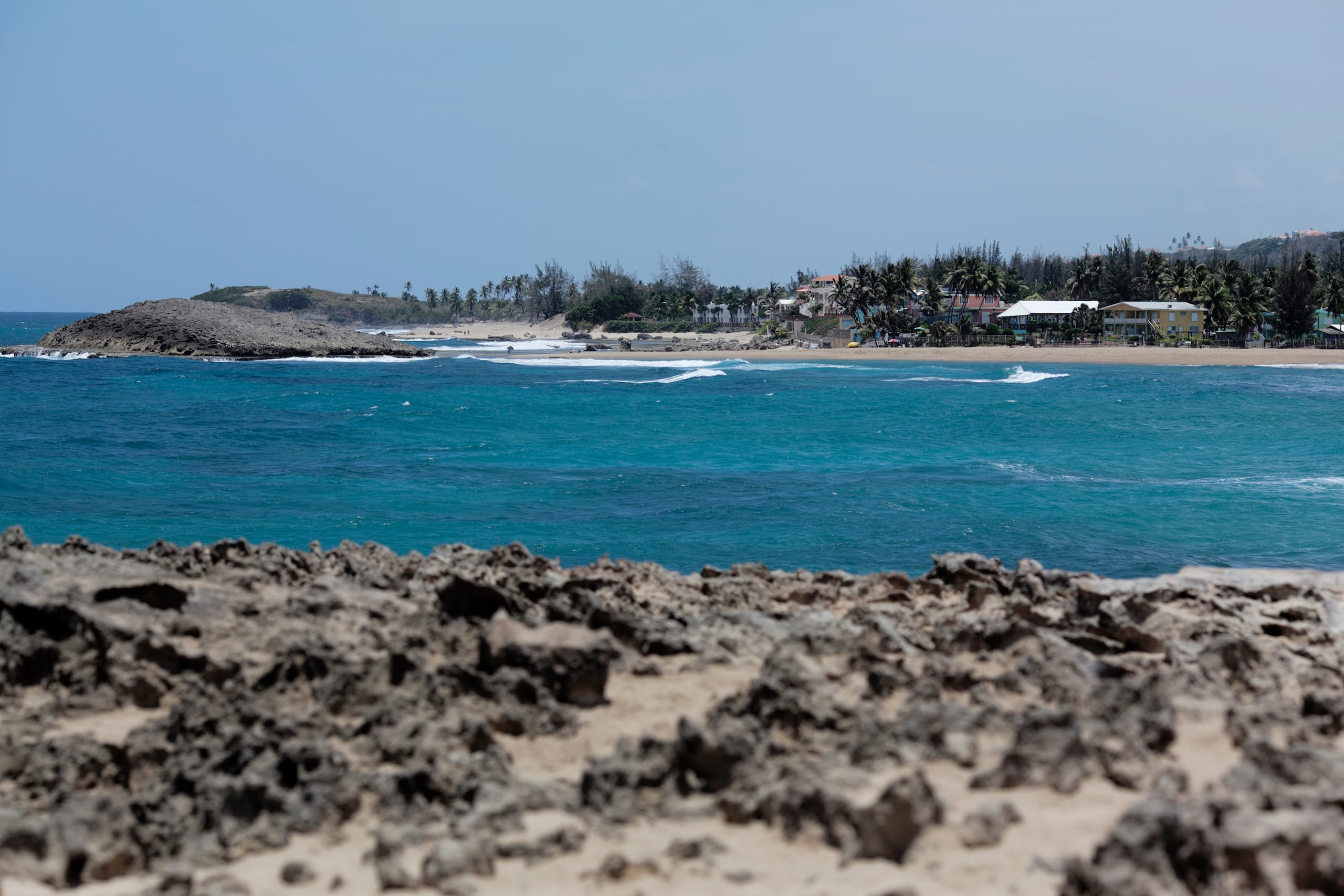 Vista hacia playa Montones desde el Pozo de Jacinto en Isabela.