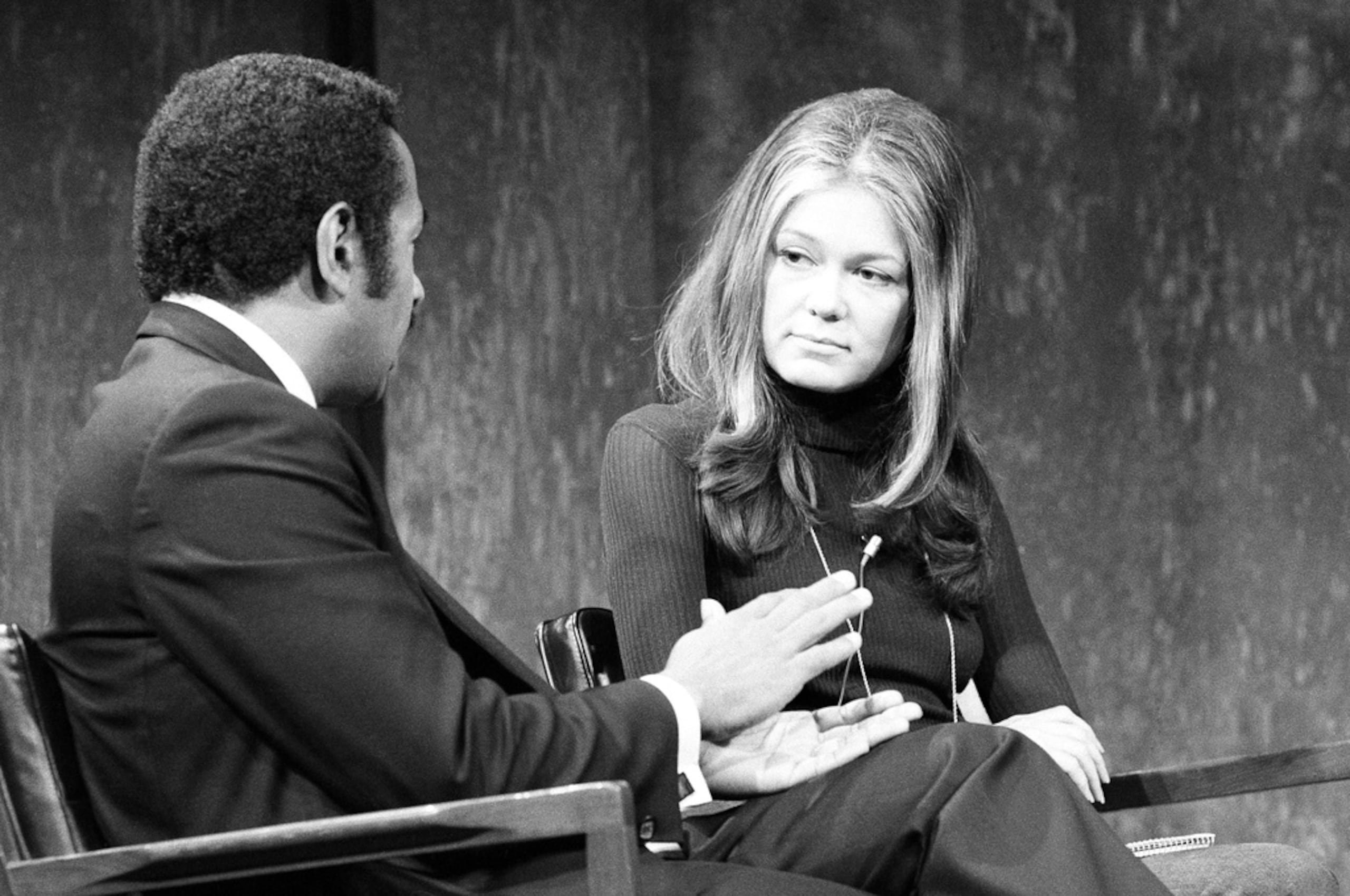 Gloria Steinem aparece en el programa de ABC-TV “Issues And Answers” junto al representante John Conyers Jr., el 26 de diciembre de 1971.