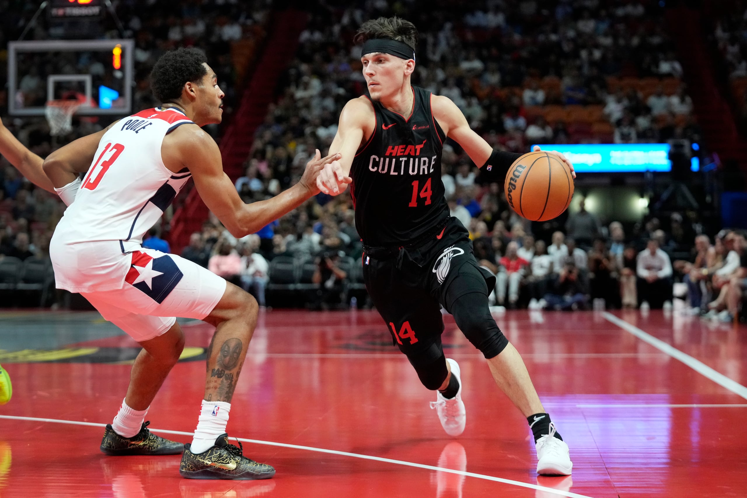 Tyler Herro, del Heat de Miami, maneja el balón ante la defensa de Jordan Pool, de los Wizards de Washington.