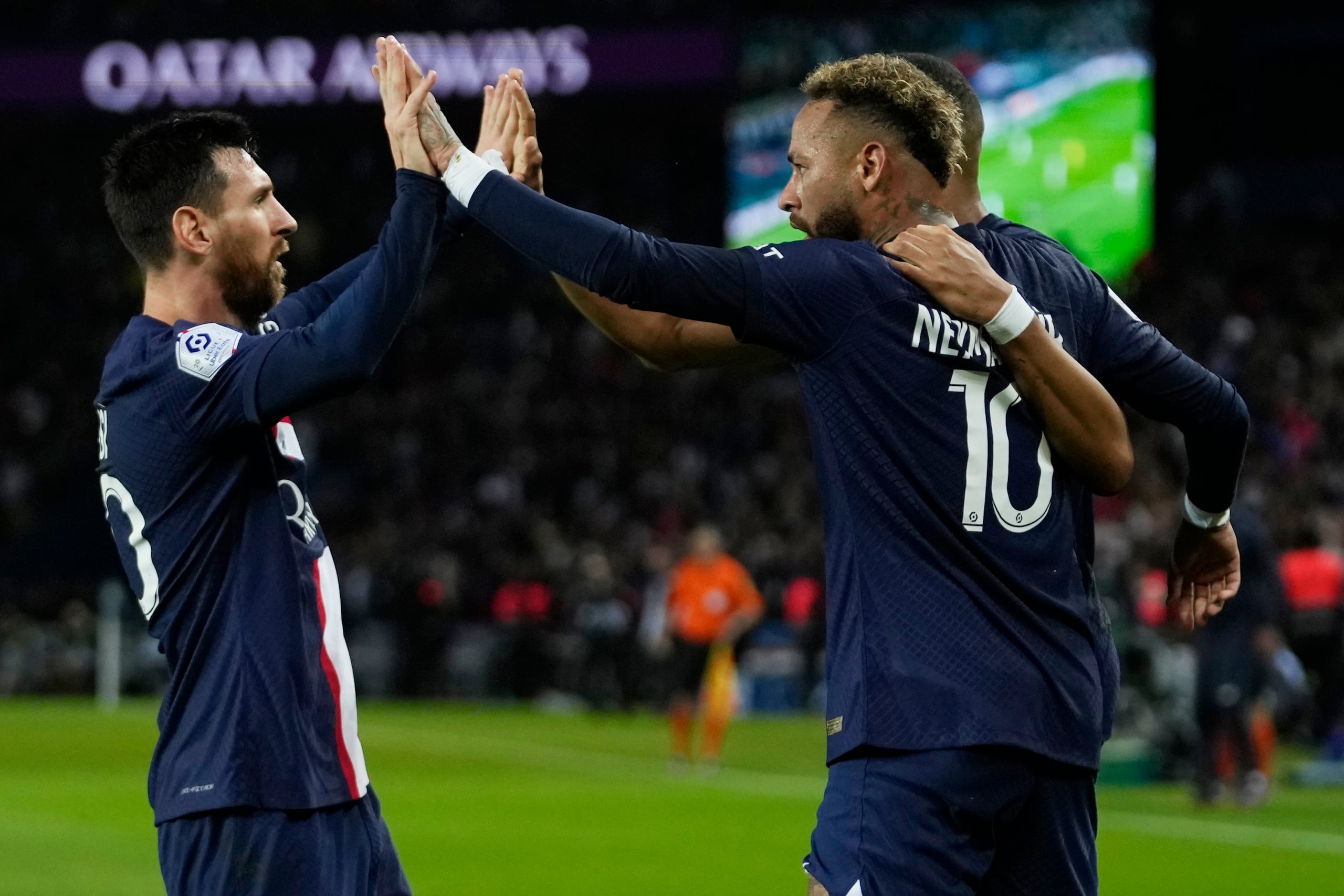 El brasileño Neymar (centro) celebra con el argentino Lionel Messi (izquierda) y Kylian Mbappé (atrás) después de anotar el primer gol durante el partido de fútbol de la Liga 1 entre el Paris Saint-Germain y Marseille en el Parque de los Príncipes el domingo 16 de octubre de 2022.