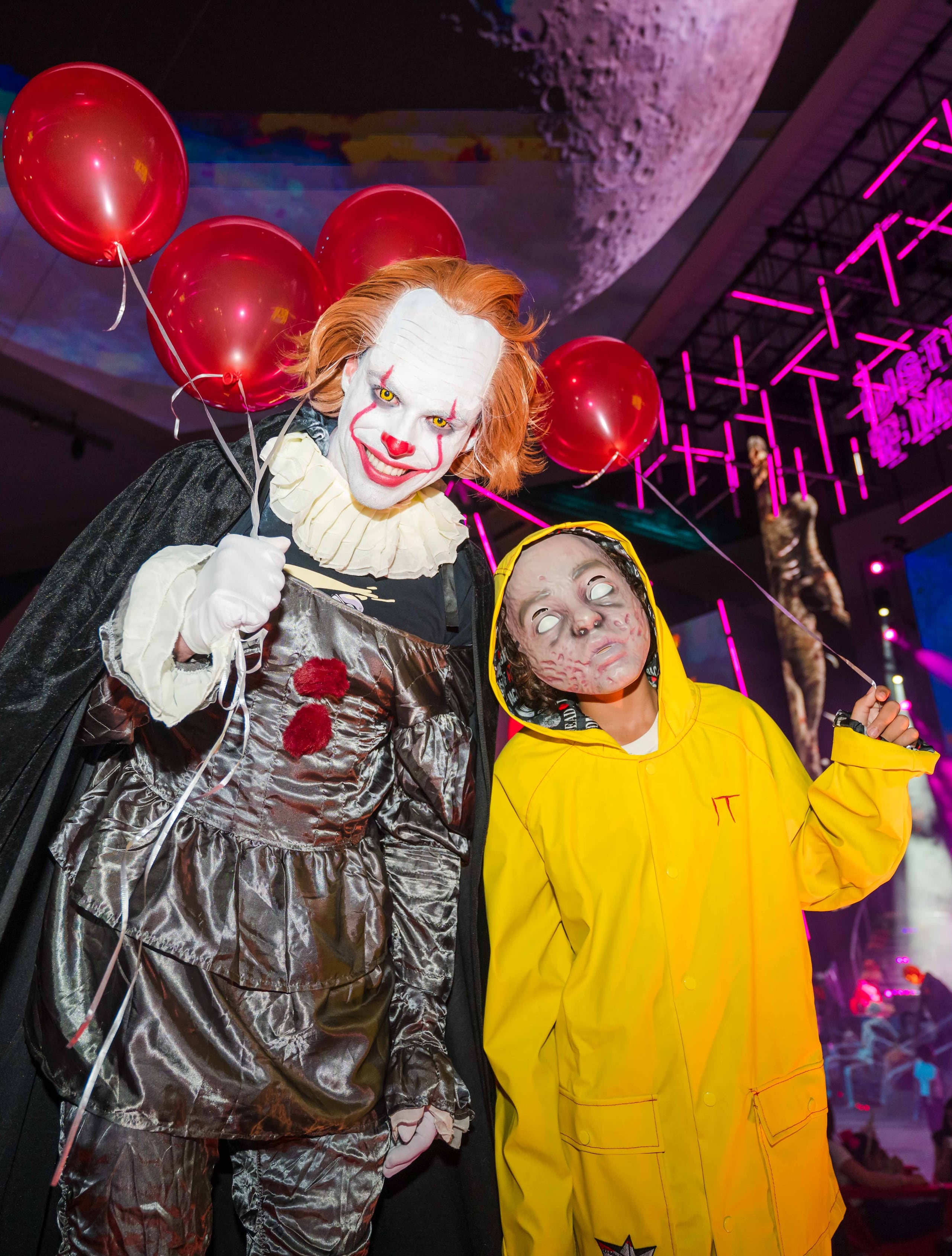 En Distrito T-Mobile celebran "Horrificus", con concurso de disfraces.