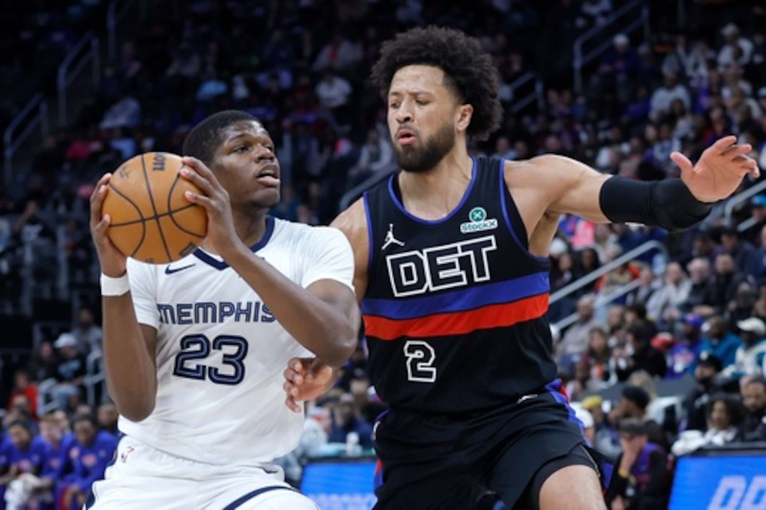 El alero de los Memphis Grizzlies Cedric Coward (23) conduce contra el escolta de los Detroit Pistons Cade Cunningham (2) durante la primera mitad de un partido de baloncesto de la NBA el viernes 13 de marzo de 2026, en Detroit. (AP Photo/Duane Burleson)