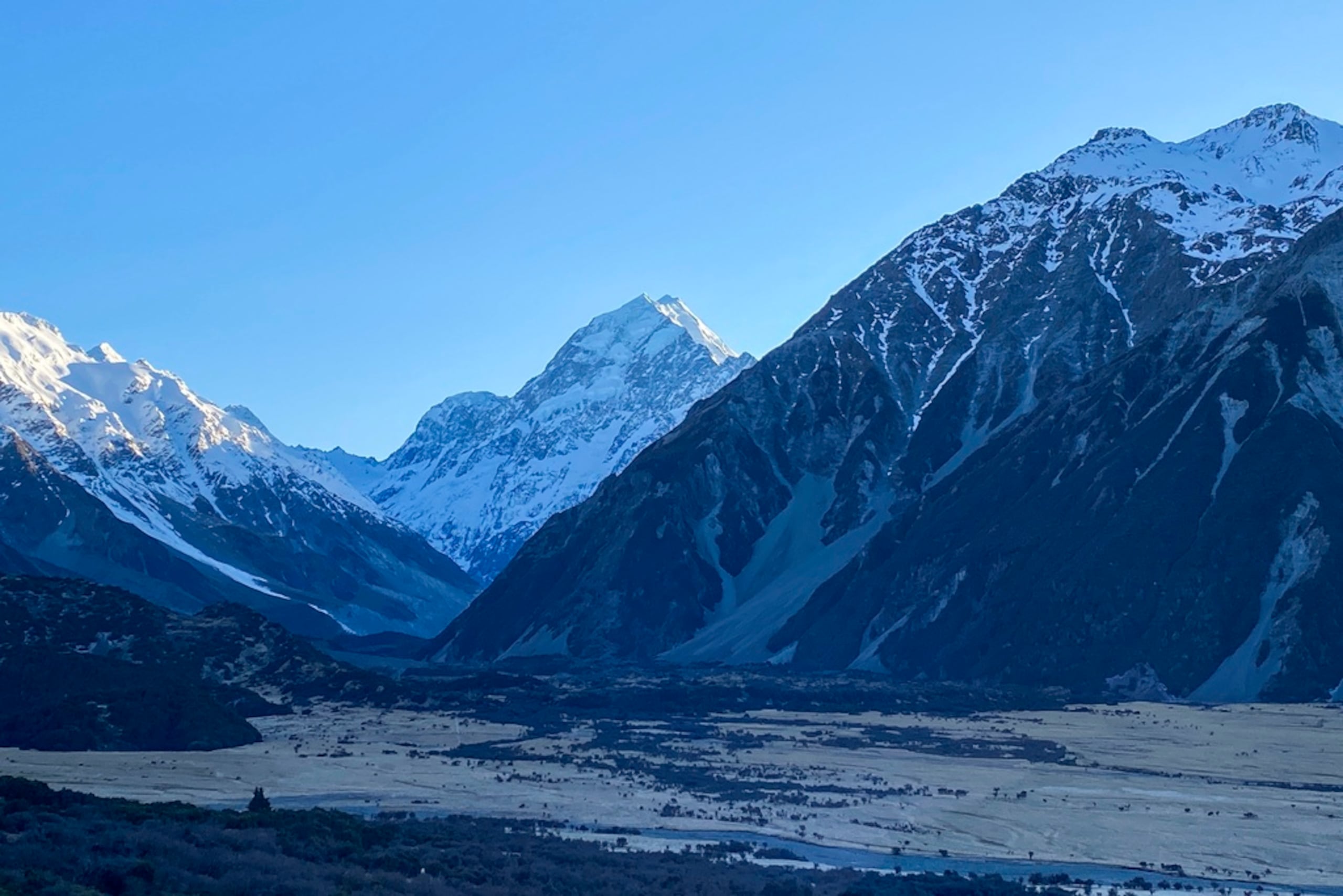 La cumbre más alta de Nueva Zelanda, el Aoraki (centro), en el Parque Nacional Aoraki/Monte Cook, el 17 de agosto de 2020.