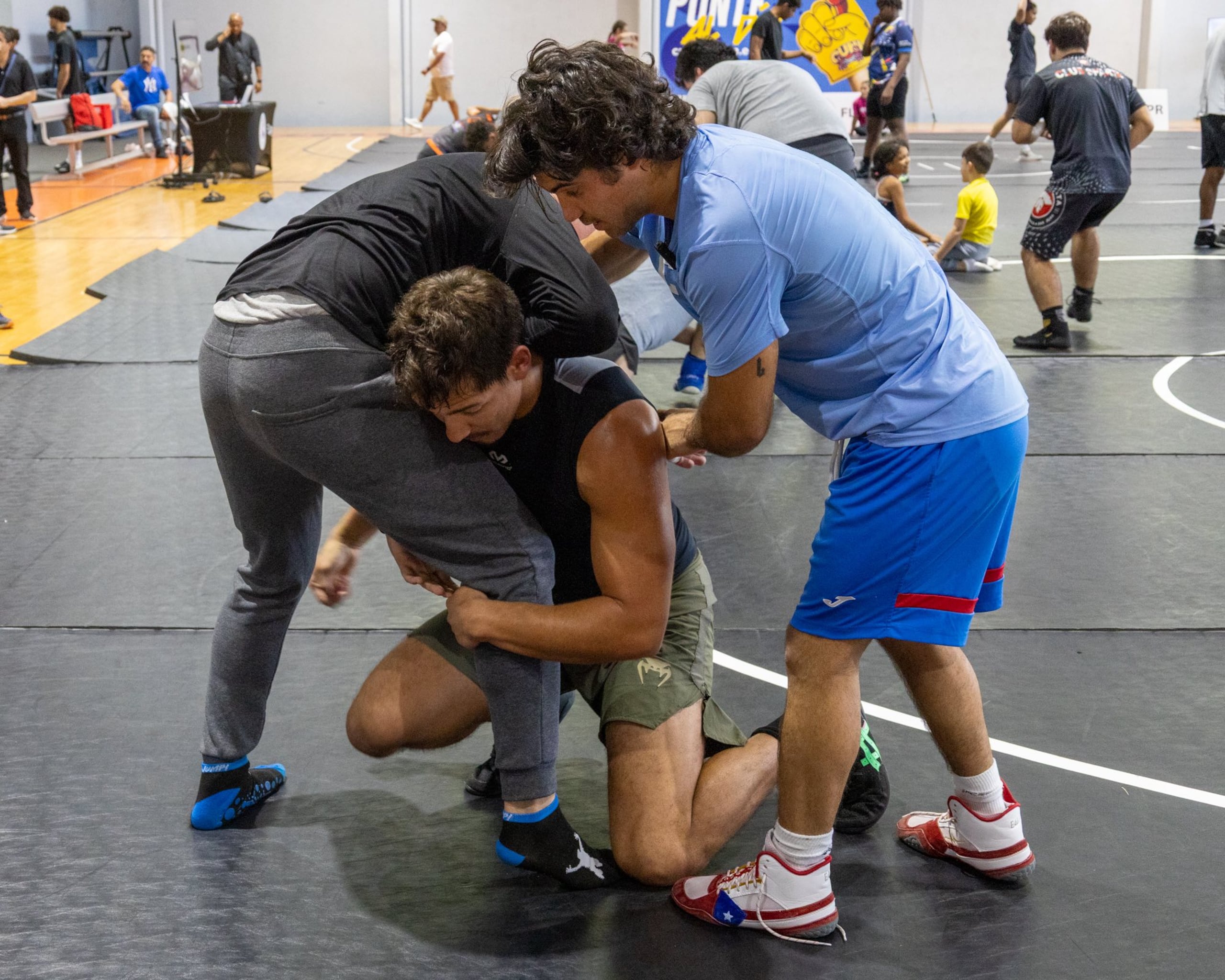 Sebastián Rivera, a la derecha, durante una clínica de lucha estilo libre en el Colegio de Universitario de San Juan.