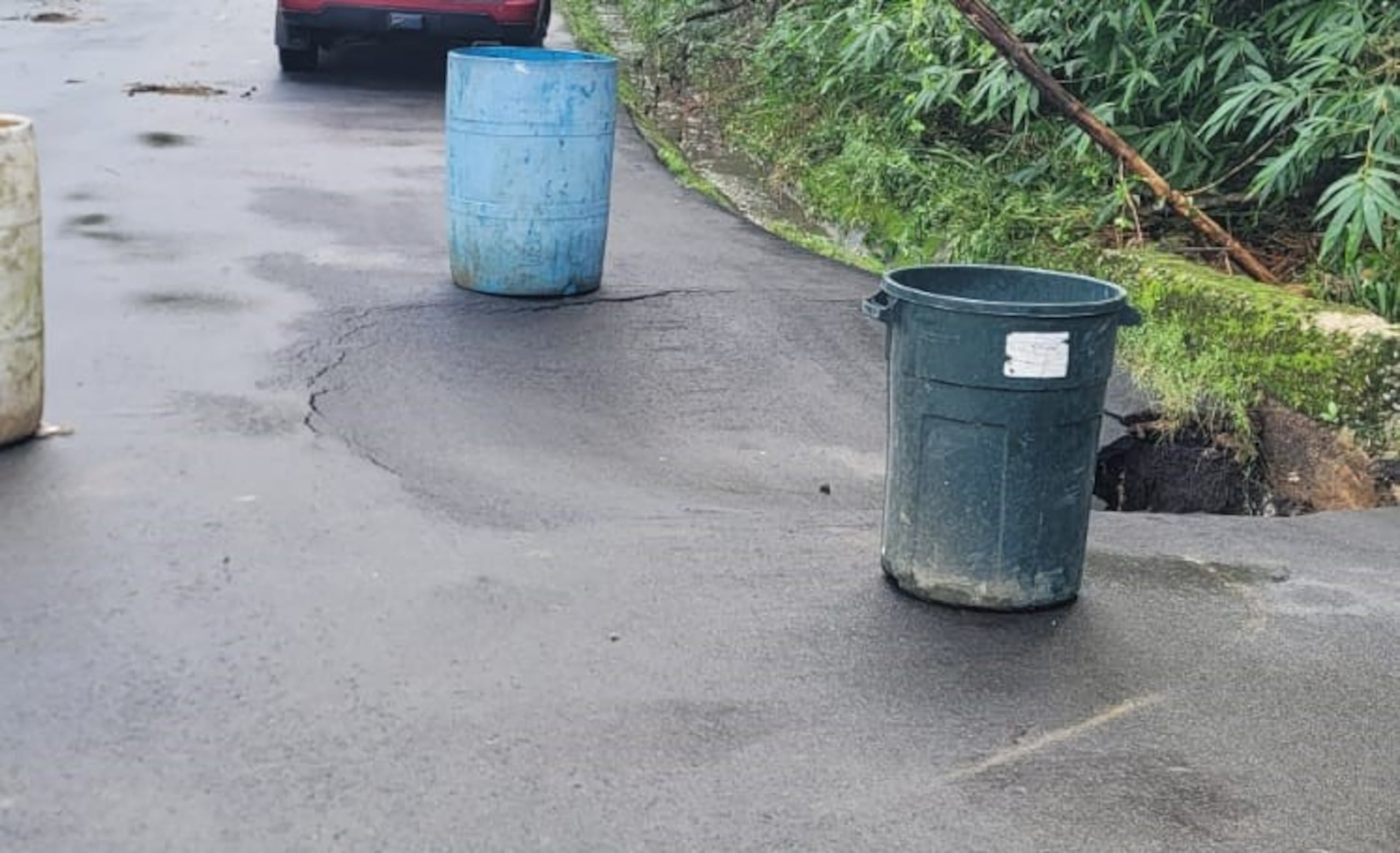 Socavón a orillas del puente del sector El Puerto en el barrio Río Abajo, en Humacao.
