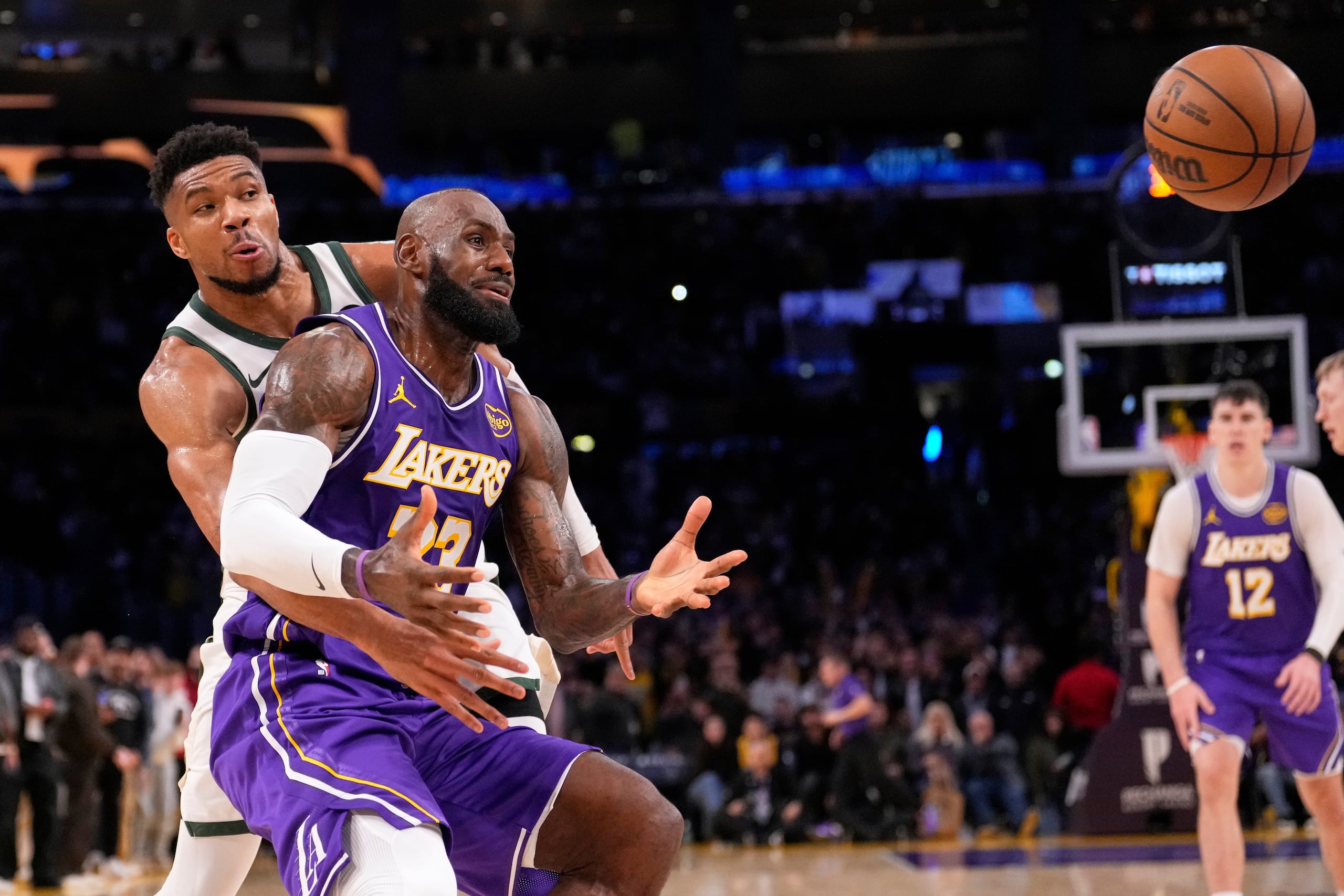Giannis Antetokounmpo, alero de los Bucks de Milwaukee, provoca que pierda el balón LeBron James, de los Lakers de Los Ángeles, en el duelo del viernes 9 de enero de 2026 (AP Foto/Mark J. Terrill)