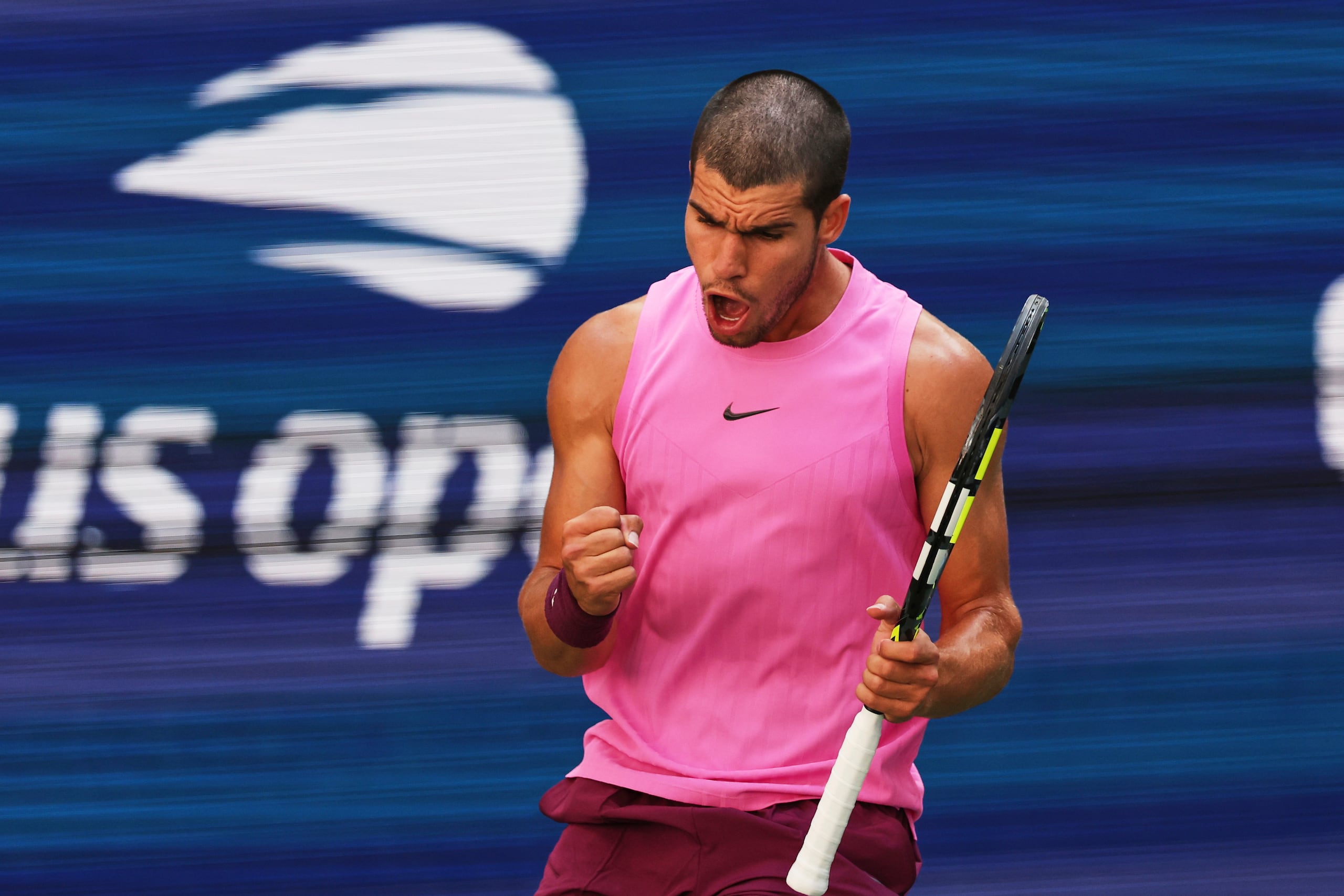 Carlos Alcaraz, de España, celebra un punto durante su partido frente al francés Arthur Rinderknech, en la cuarta ronda del torneo de tenis Abierto de Estados Unidos.