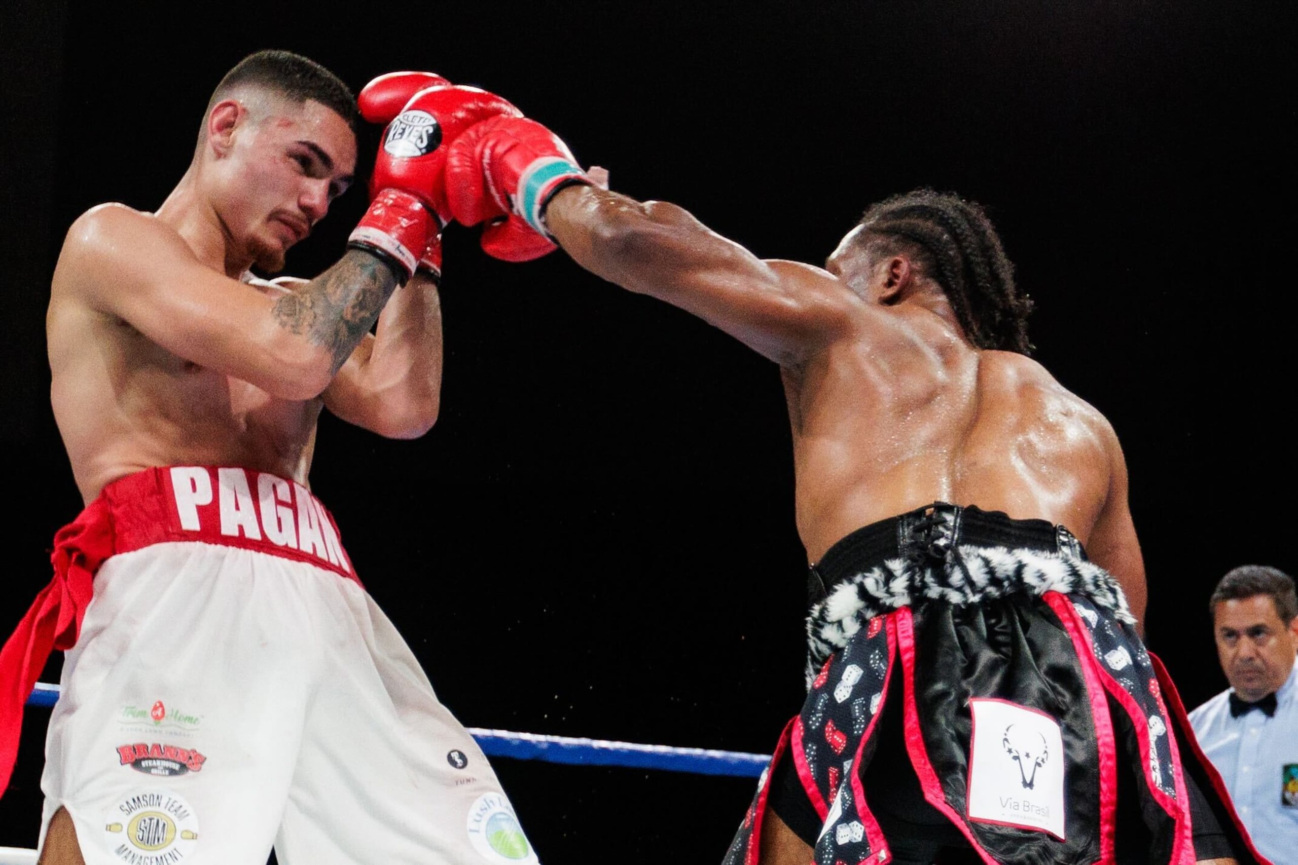 Joshua James Pagan se cubre ante un golpe de Haskell Rhodes.