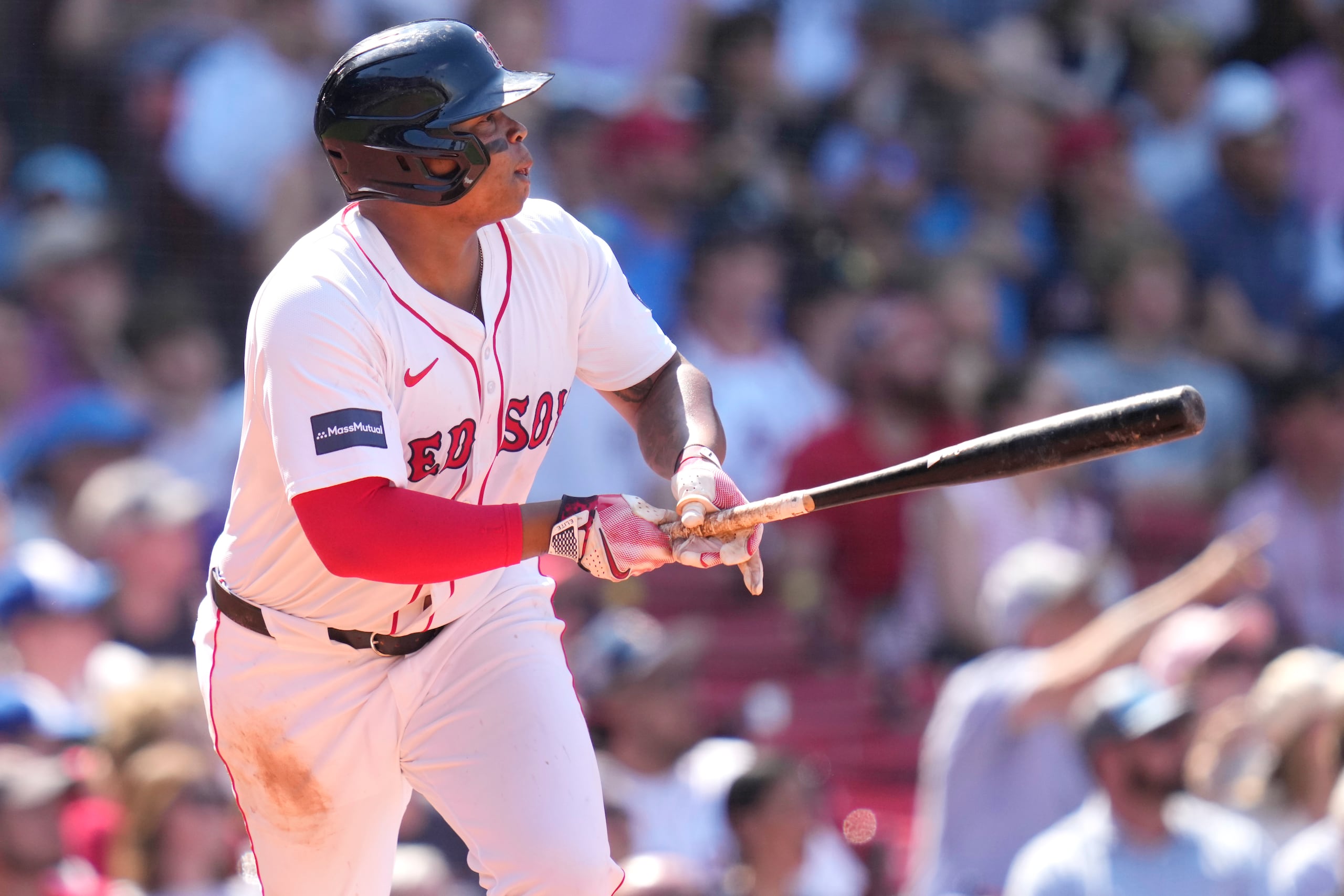 Rafael Devers, de los Red Sox de Boston, tras batear un jonrón ante los Braves de Atlanta.