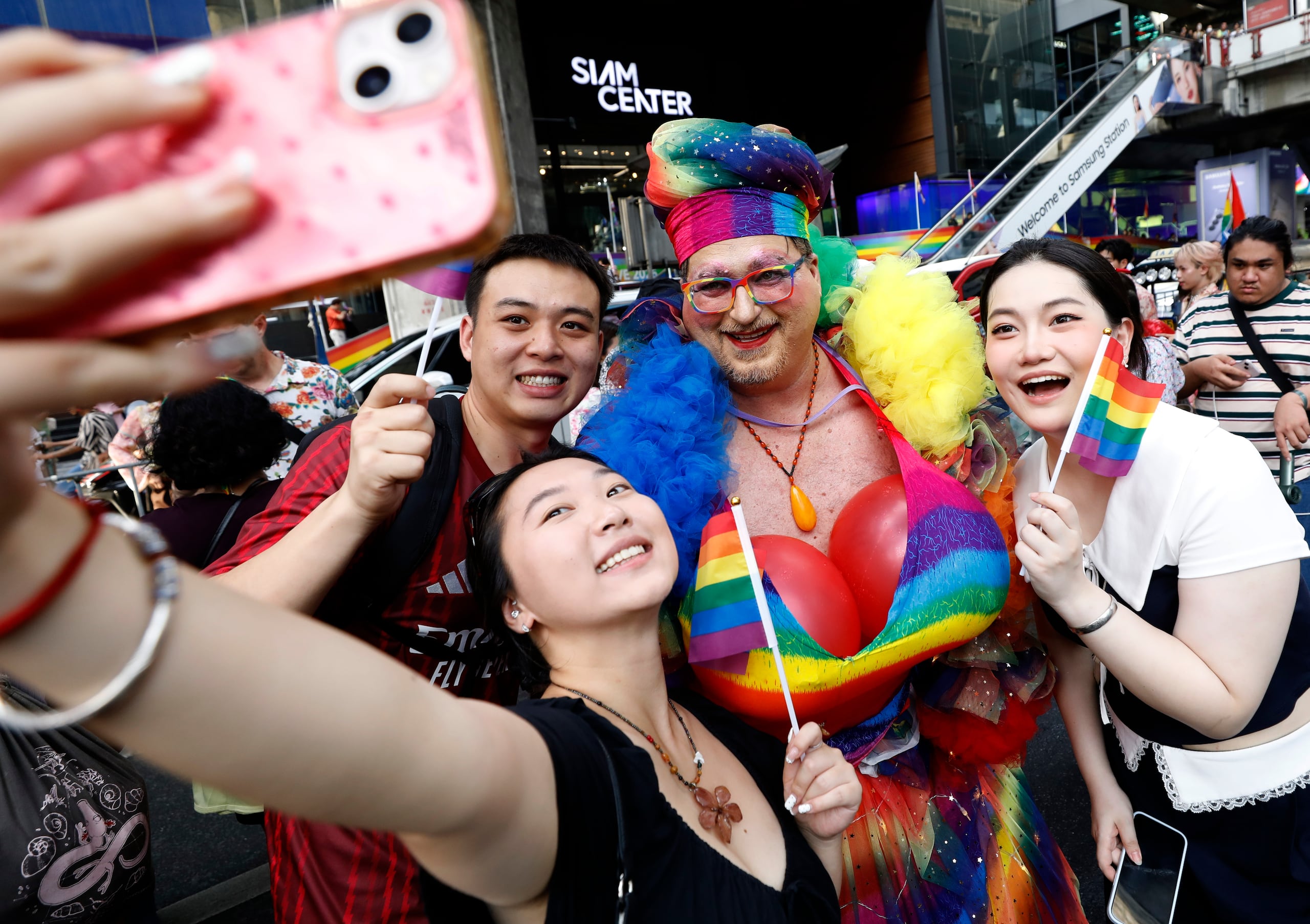 Miles de personas salieron a celebrar por las calles de Bangkok la marcha del Orgullo LGTBI, en uno de los pocos países de Asia donde es legal el matrimonio igualitario.
EFE/EPA/NARONG SANGNAK