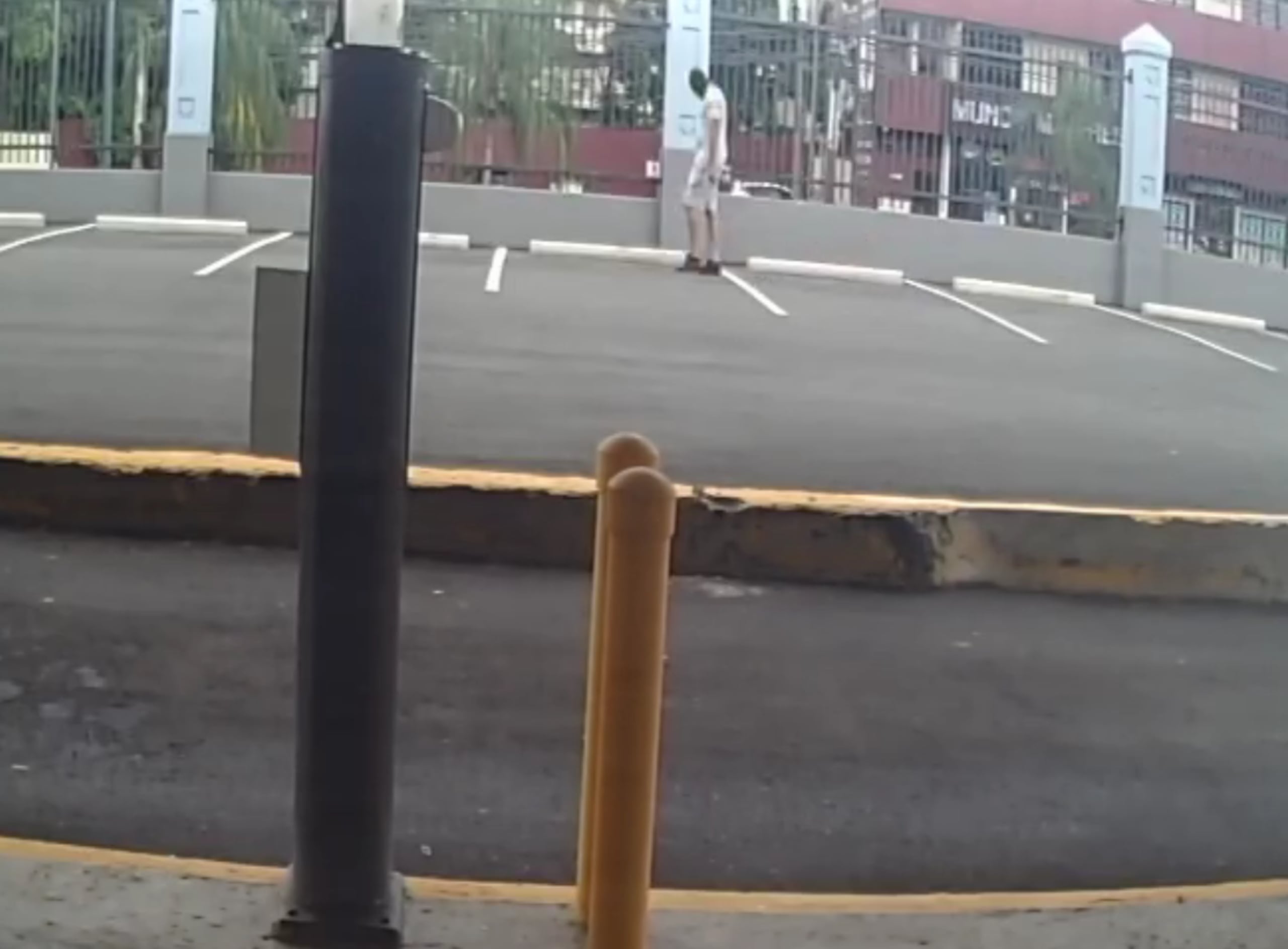 La Uniformada describió al sujeto como altamente peligroso, con un temperamento agresivo, y señaló que todas sus víctimas, al momento, han sido mujeres y hombres adultos mayores.