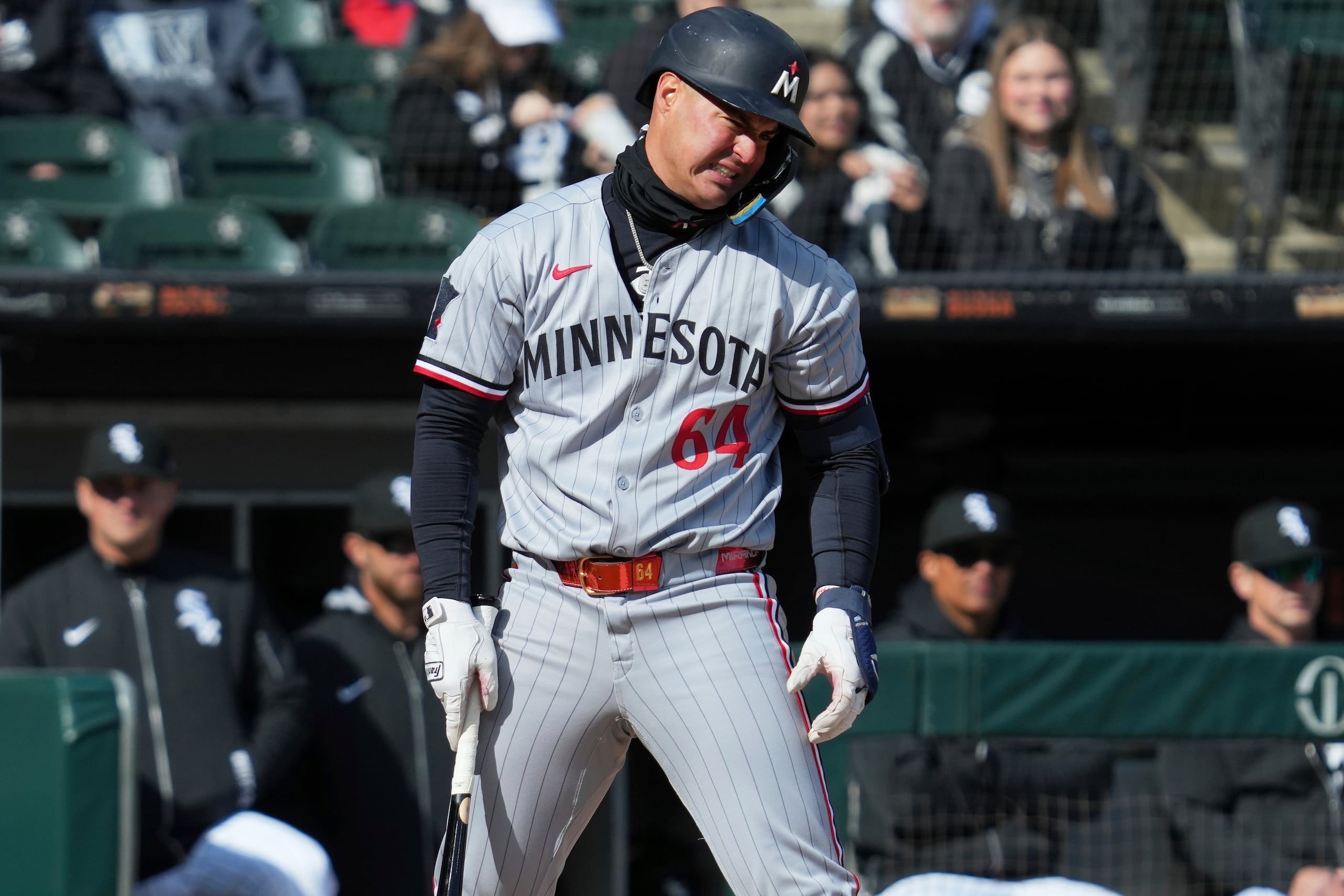 Jose Miranda, de los Twins de Minnesota, reacciona después de poncharse en un juego contra los Whitesox de Chicago.