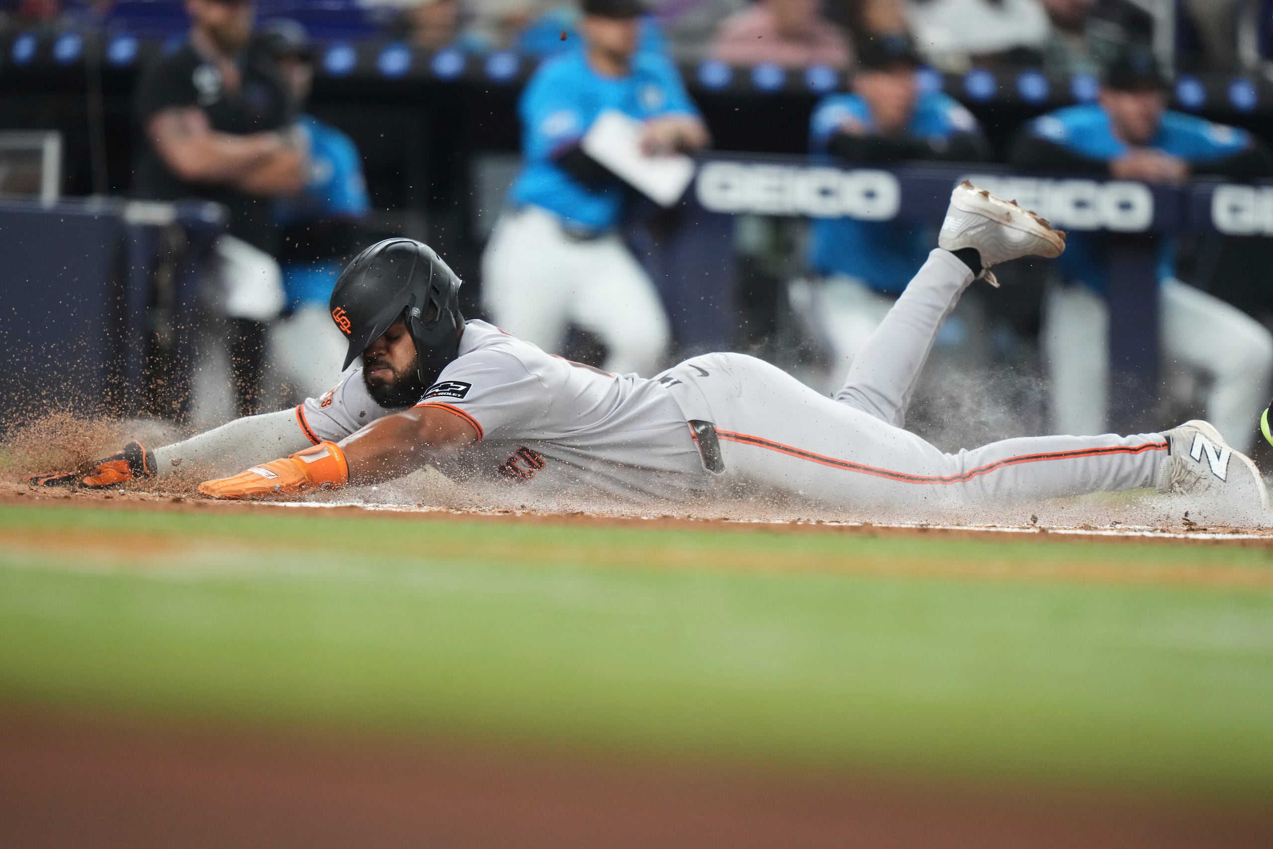 Heliot Ramos, de los Gigantes de San Francisco, anota gracias a un rodado conectado por Wilmer Flores durante la tercera entrada contra los Marlins.