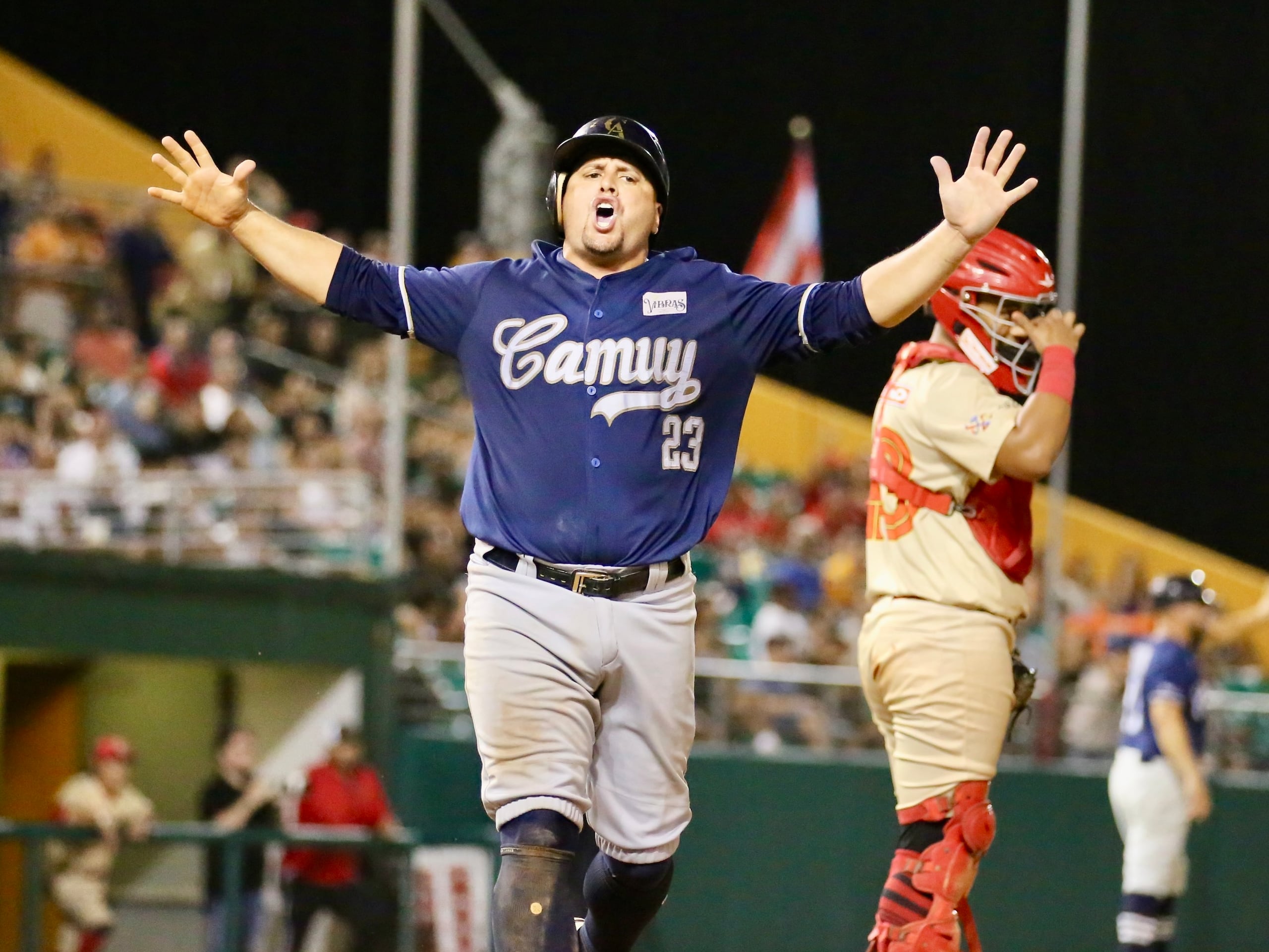 Dennis Pérez recibió seis boletos el durante la aplastante victoria 23-7 de Camuy sobre los Tigres de Hatillo.