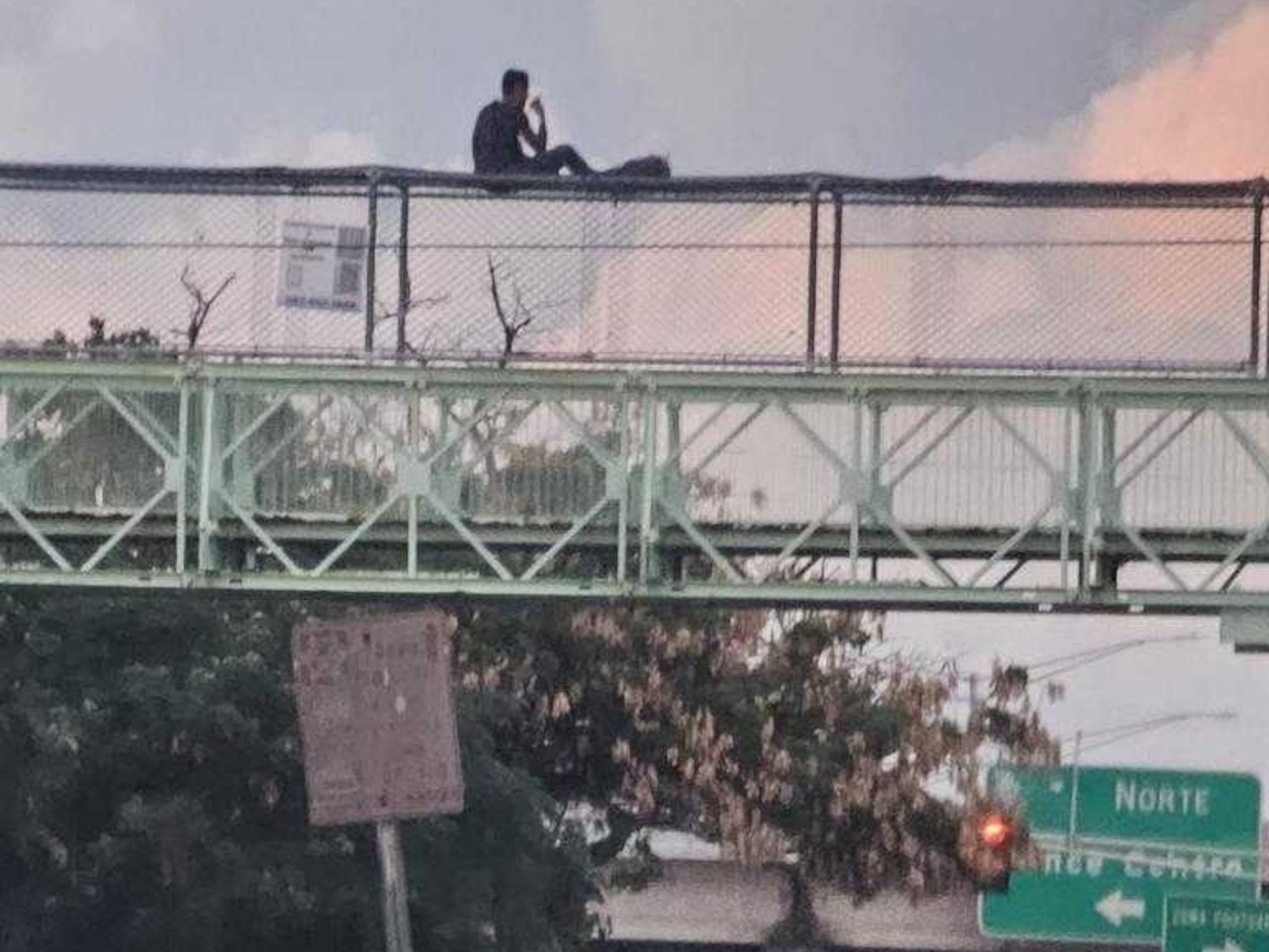 El hombre se encontraba tranquilo tras bajar del puente peatonal, informó una oficial de prensa de la Policía.