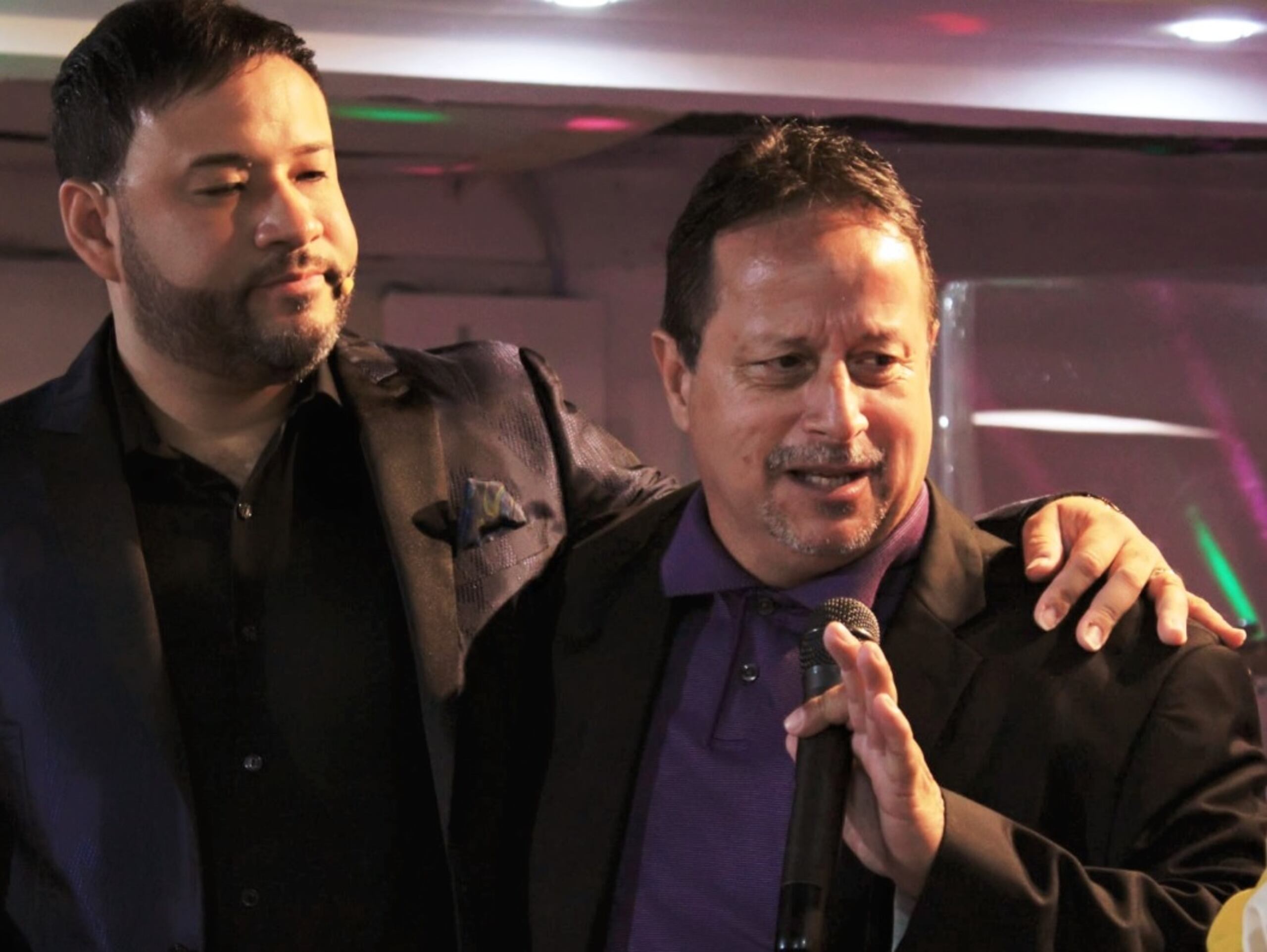 El cantante y también pastor Reynaldo “Chino” Santiago compartió su dolor al conocer de la muerte de Delfin Nieves, junto a él en la foto, y su esposa.