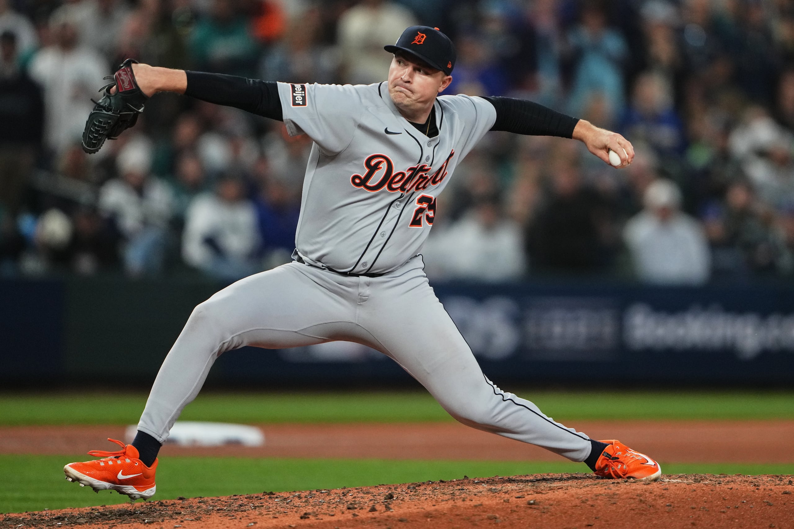 Tarik Skubal, abridor de los Tigers de Detroit, lanza en el segundo juego de la Serie Divisional de la Liga Americana ante los Mariners de Seattle.