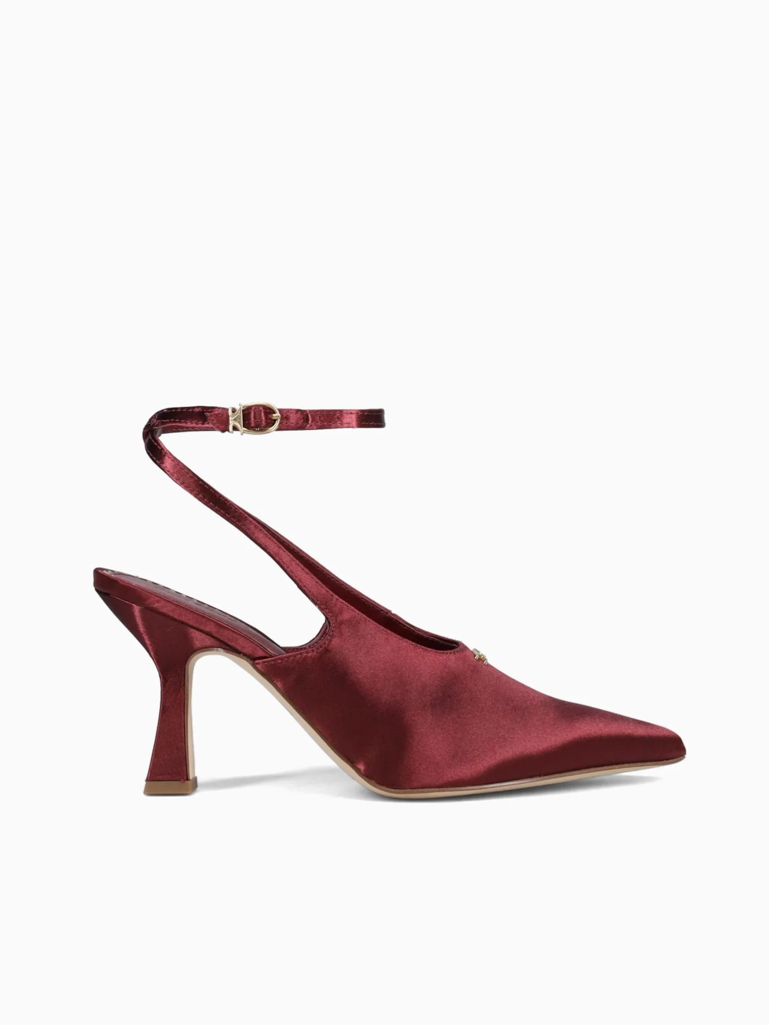 El color “burgundy” pisa fuerte en esta temporada. Modelo Circus Heel de
La Favorita.