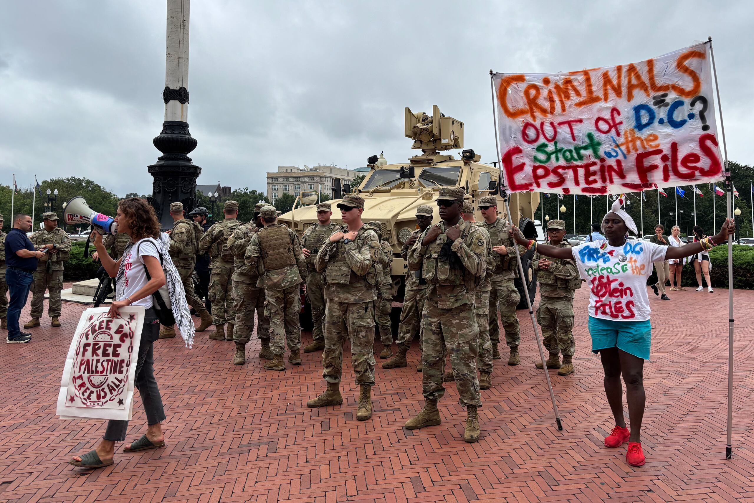 La decisión del presidente llegó pese a que los datos oficiales de la policía local registran un descenso moderado de la violencia homicida en Washington D.C. y las cifras han sido consideradas como las más bajas en los últimos treinta años.