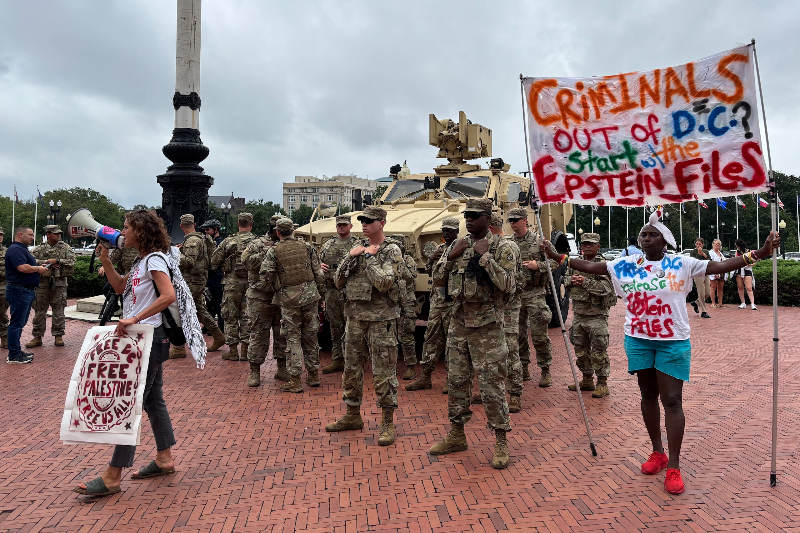 La decisión del presidente llegó pese a que los datos oficiales de la policía local registran un descenso moderado de la violencia homicida en Washington D.C. y las cifras han sido consideradas como las más bajas en los últimos treinta años.