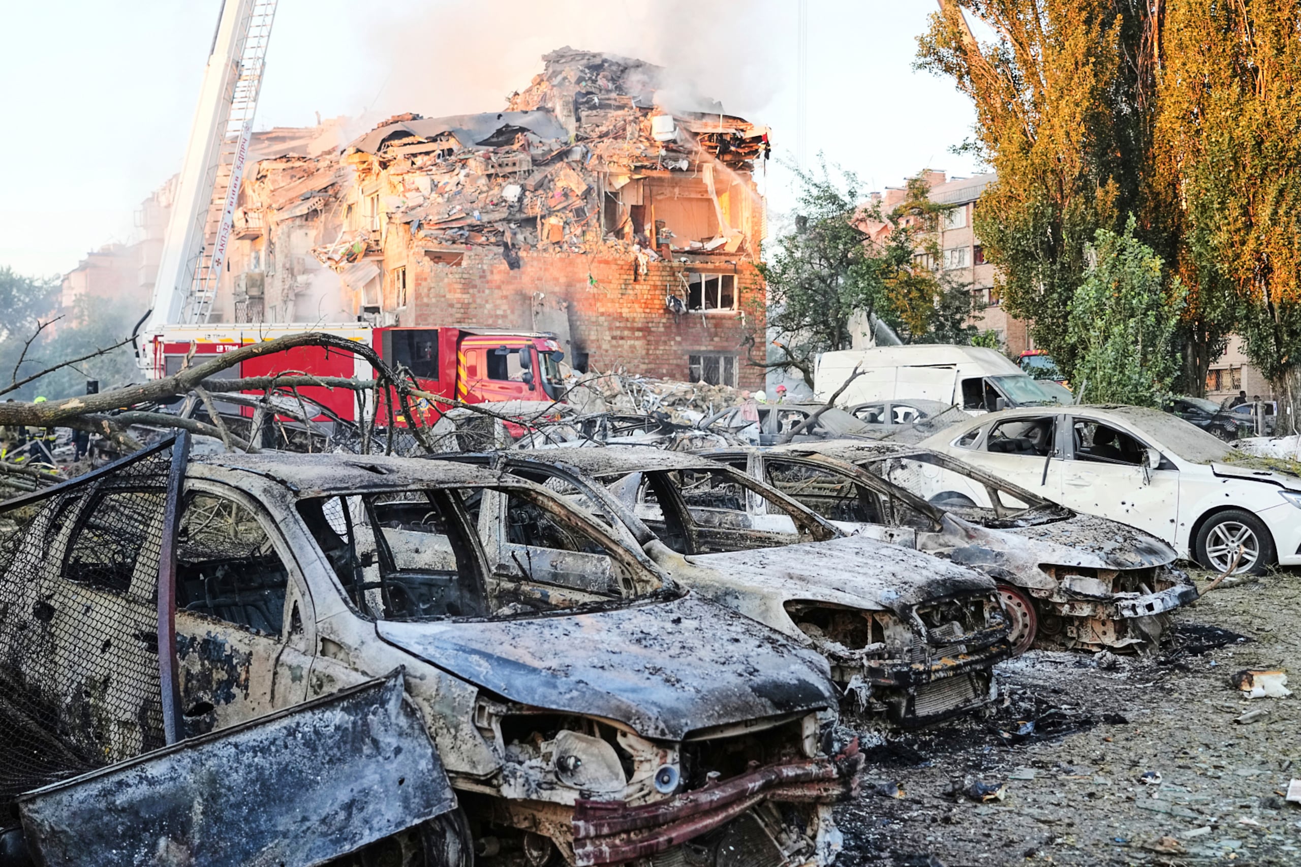 Bomberos trabajan en el lugar de un edificio en llamas tras un ataque ruso en Kiev, Ucrania, la mañana del jueves 28 de agosto de 2025. (AP Foto/Efrem Lukatsky)
