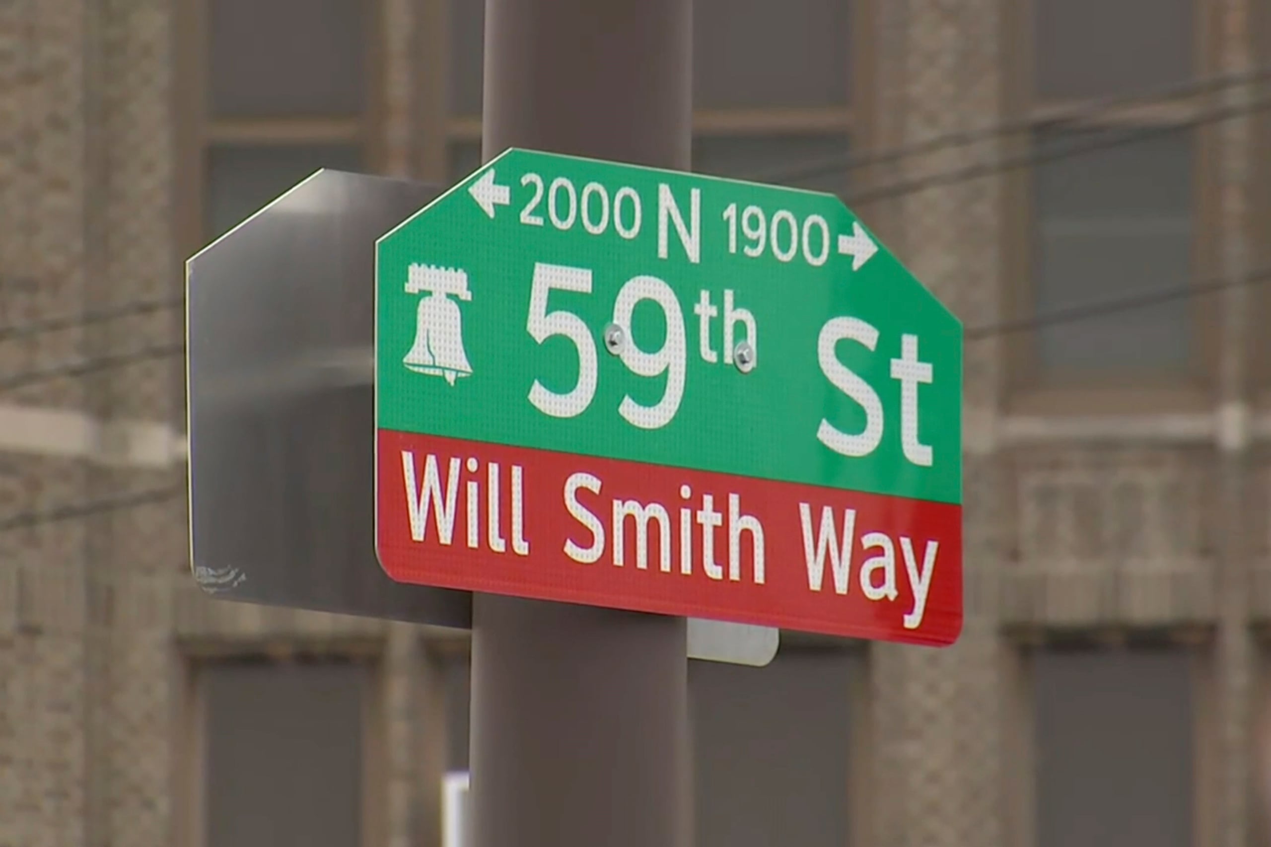 Una calle junto a la antigua escuela secundaria donde estudió Smith ahora lleva su nombre.