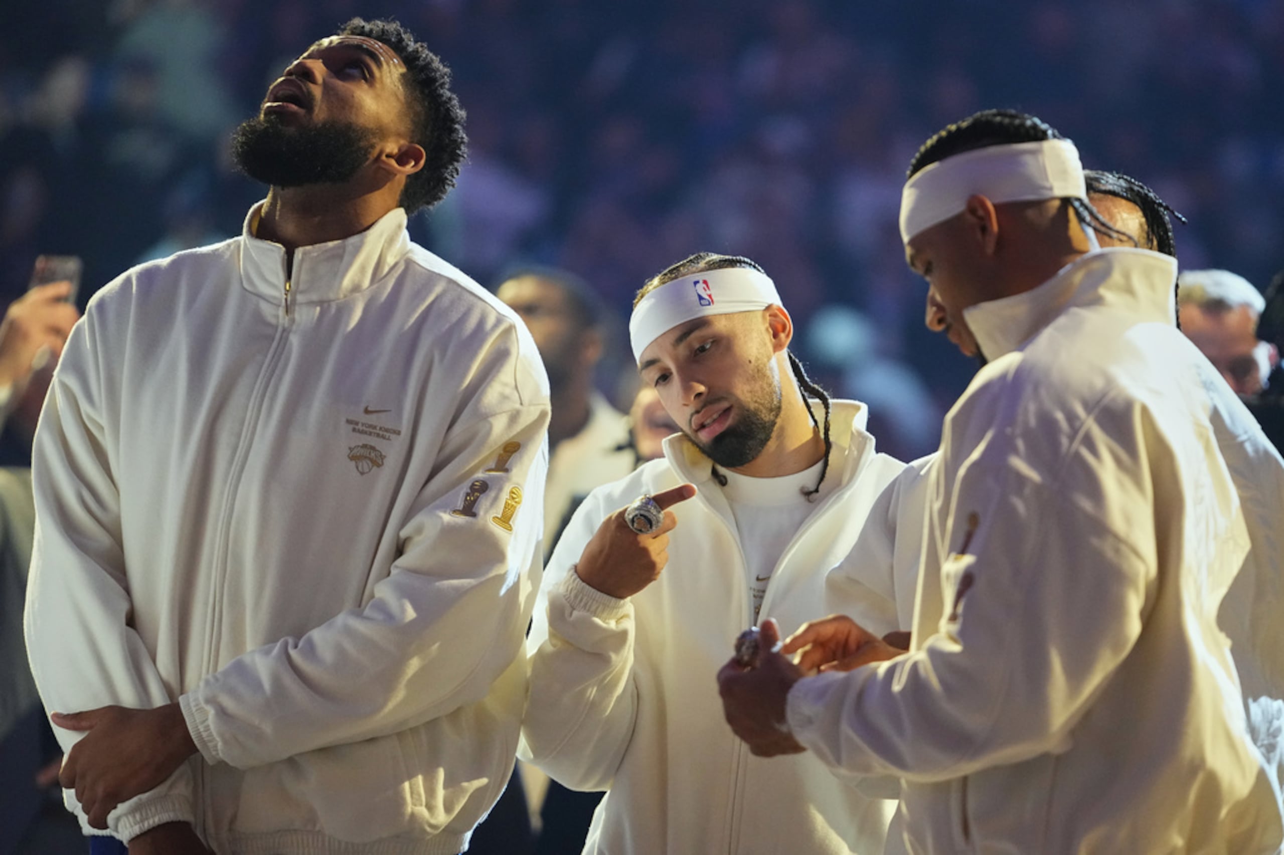 El base de los New York Knicks, José Alvarado, observa su anillo de campeón de la temporada 2025-26 junto a sus compañeros antes de un partido contra los Philadelphia 76ers el 20 de octubre en Nueva York.