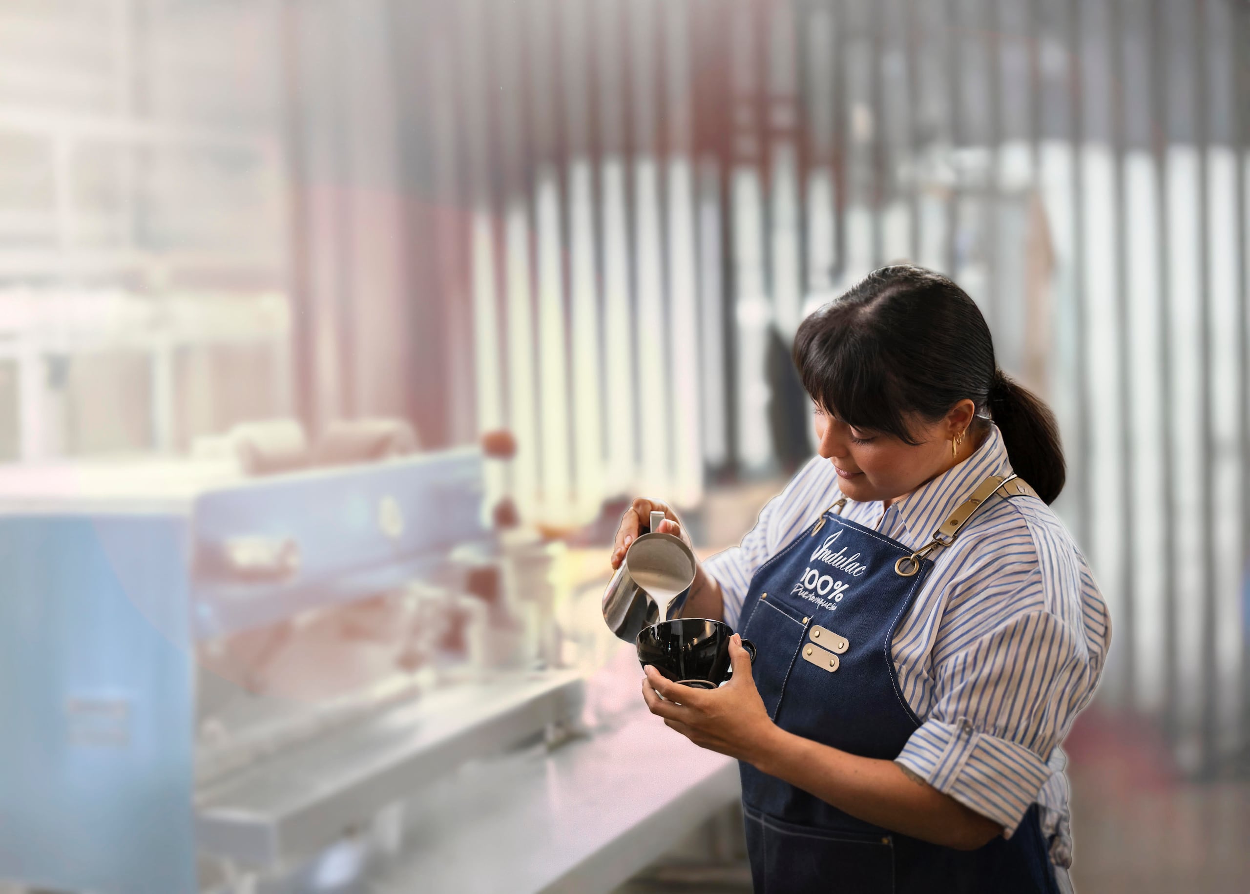 La campaña promueve el orgullo por lo local e inspira a los consumidores a seguir apoyando lo que se produce aquí, con esfuerzo y dedicación.