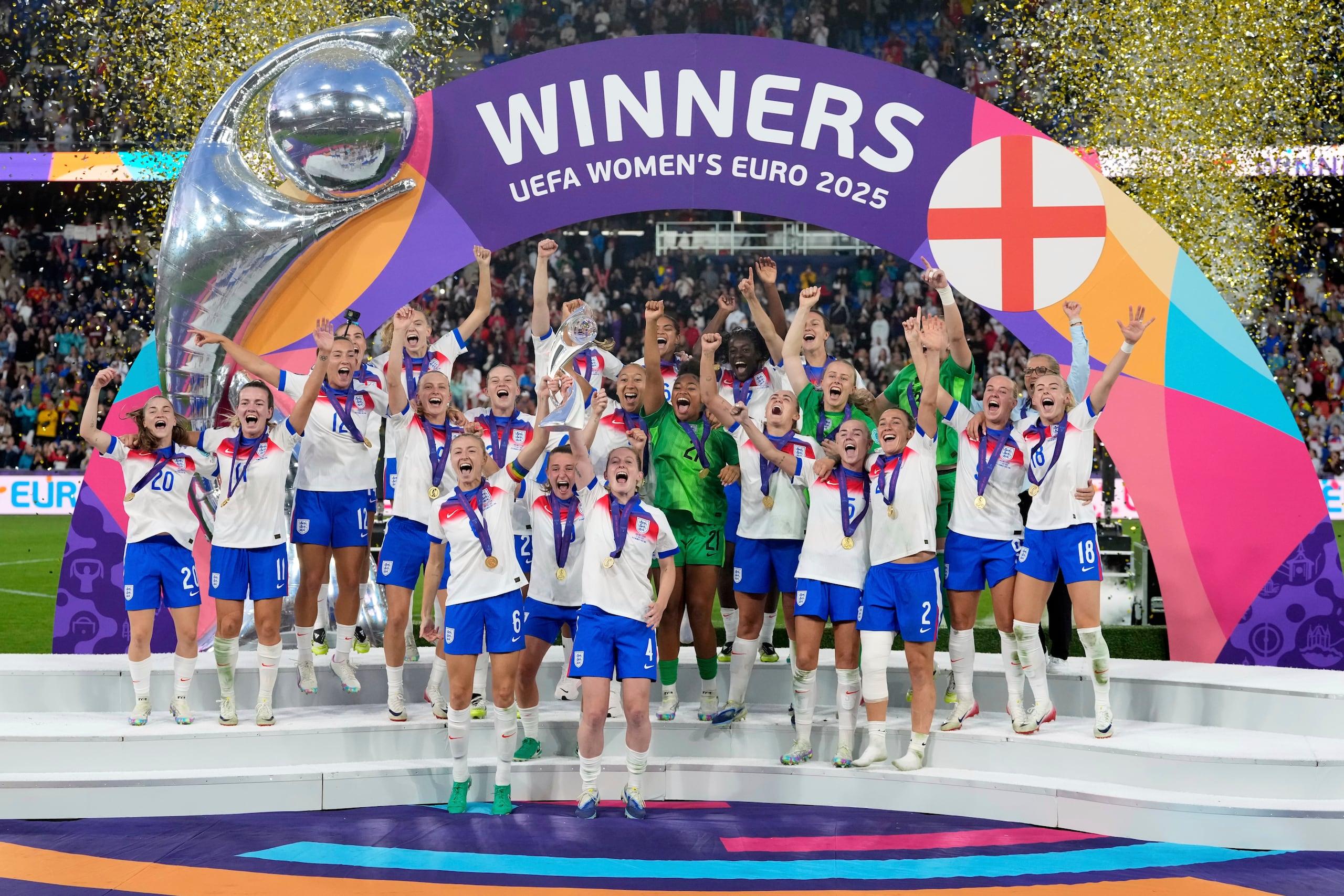 Leah Williamson, centro izquierda, y Keira Walsh de Inglaterra levantan el trofeo después de ganar el partido de fútbol de la final de la Eurocopa Femenina 2025 entre Inglaterra y España en el St. Jakob-Park en Basilea, Suiza.