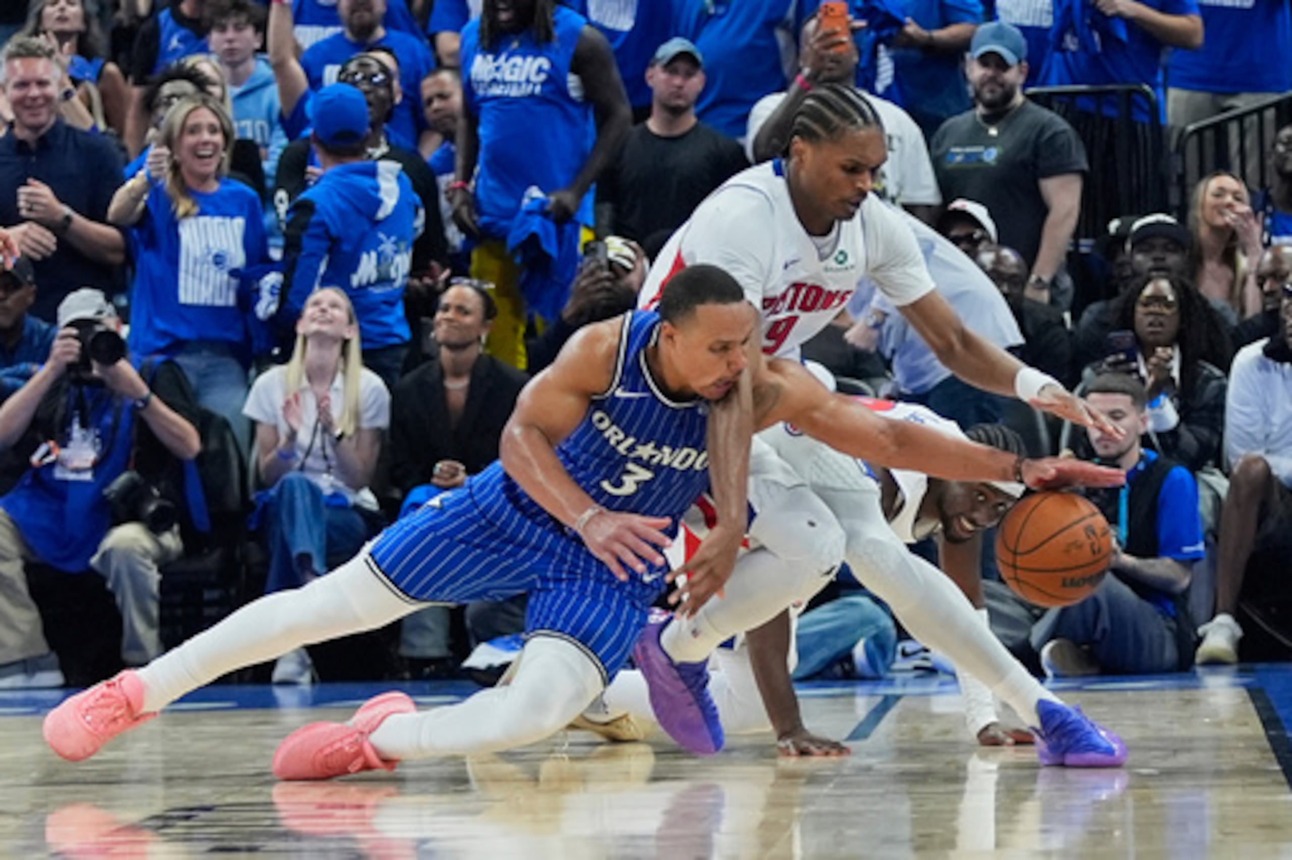 El escolta de Orlando Magic Desmond Bane (3) va tras un balón suelto contra el escolta de Detroit Pistons Ausar Thompson durante la segunda mitad del cuarto partido de la primera ronda de los playoffs de baloncesto de la NBA, el lunes 27 de abril de 2026, en Orlando, Florida (AP Photo/John Raoux).