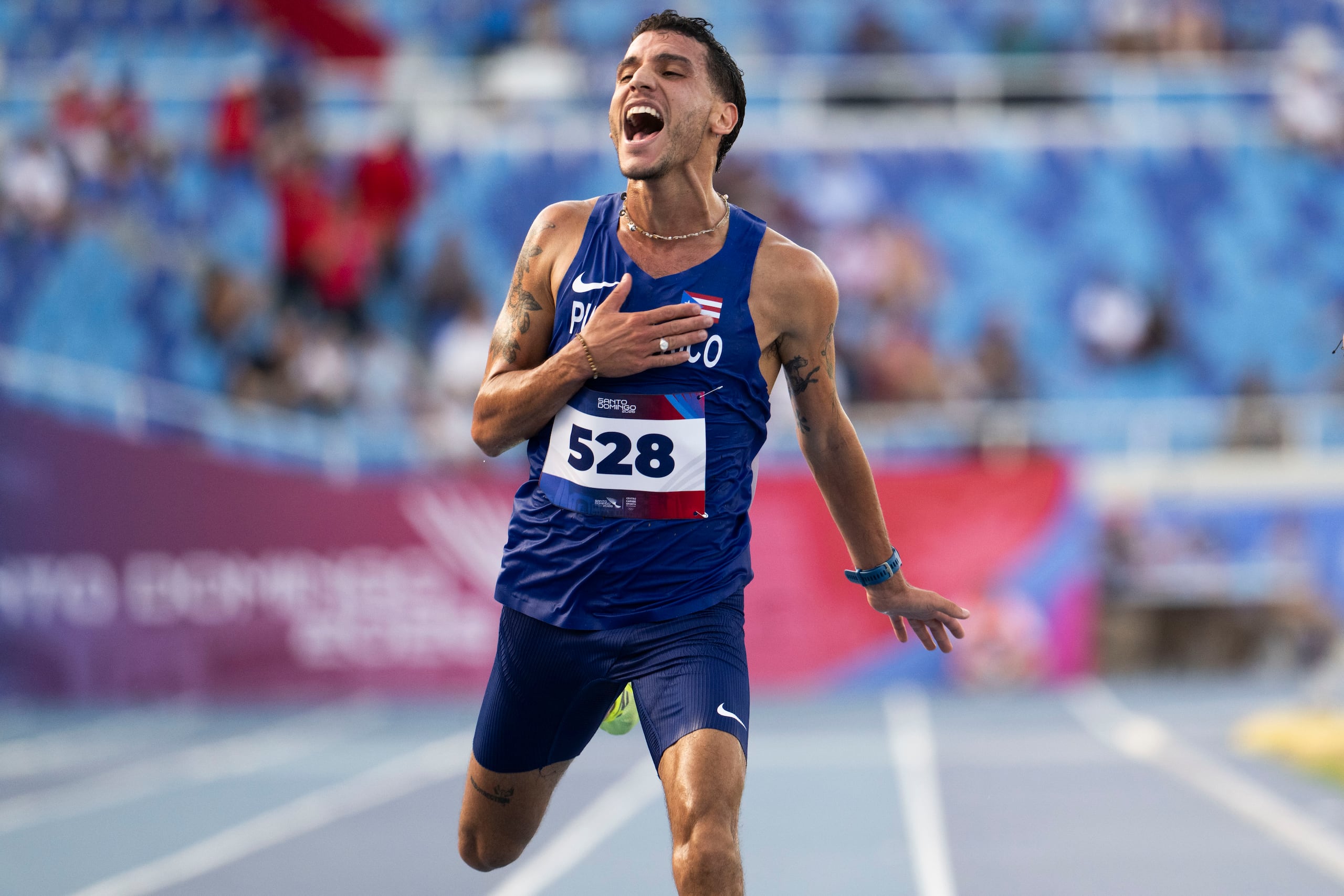Víctor Ortiz reacciona al cruzar la meta luego de completar los 5,000 metros y alcanzar la medalla de plata.